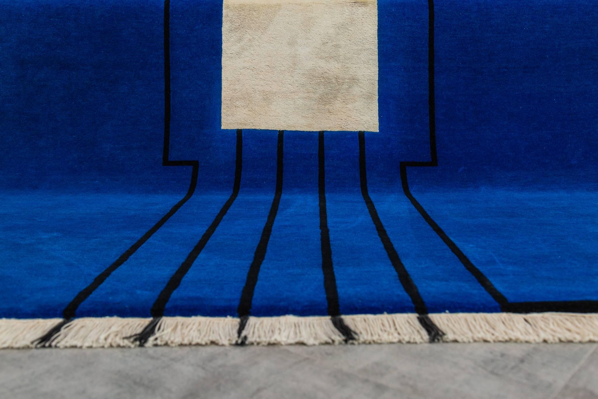 Teppich Disobedience - Moderner geometrischer blau-beigefarbener, schwarzer Streifen-Teppich aus Wolle und Seide (Indisch) im Angebot