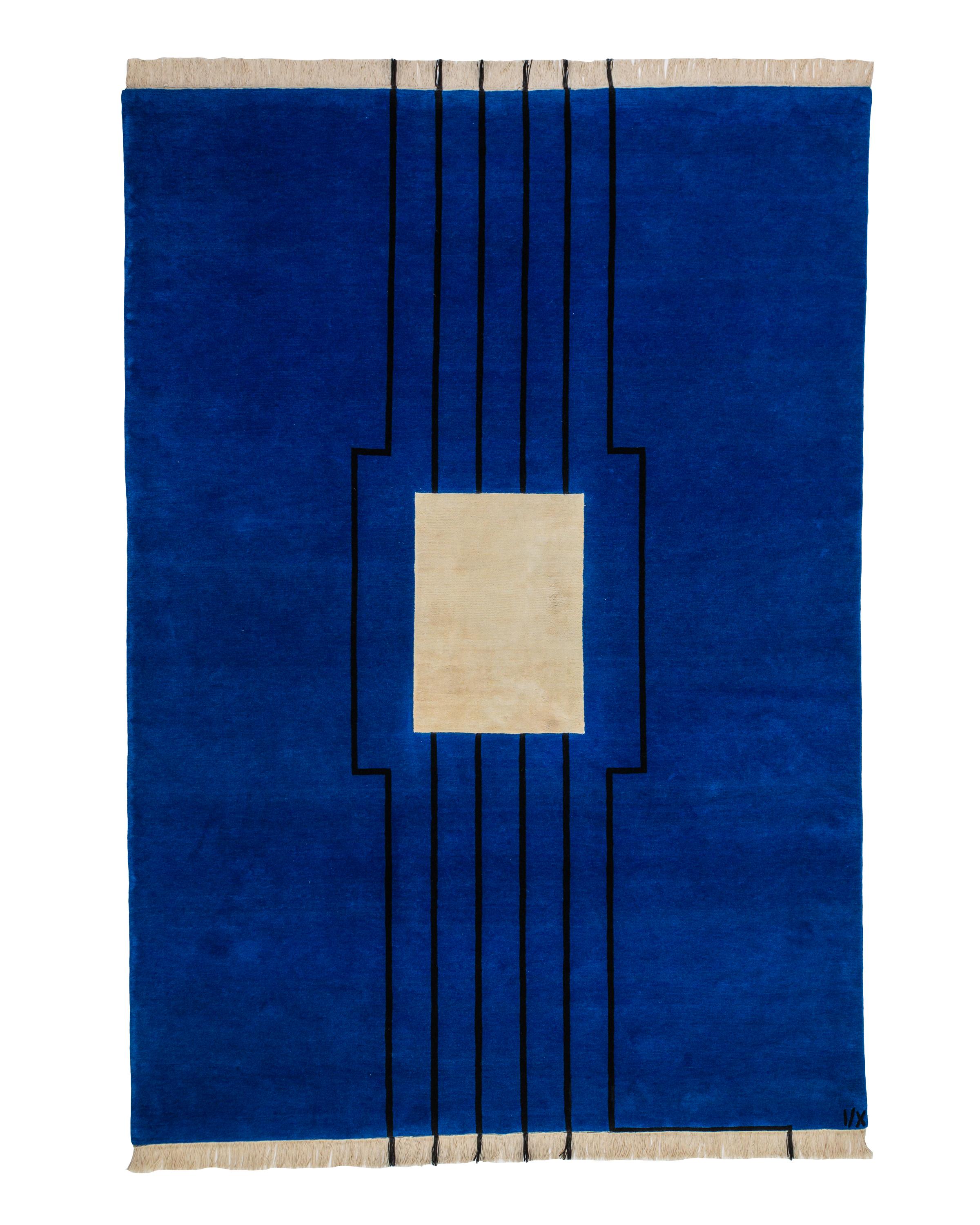 Teppich Disobedience - Moderner geometrischer blau-beigefarbener, schwarzer Streifen-Teppich aus Wolle und Seide (Handgeknüpft) im Angebot