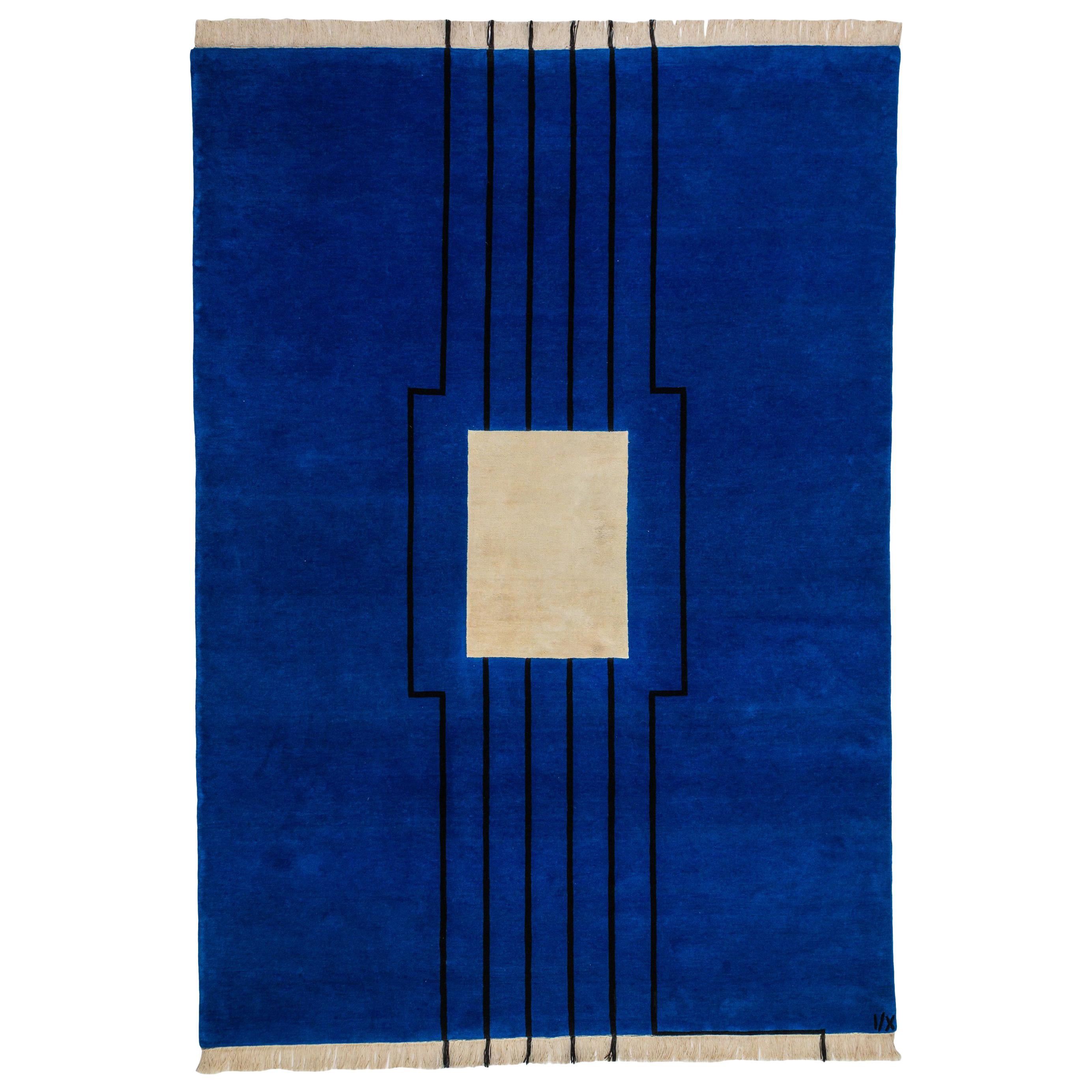 Teppich Disobedience - Moderner geometrischer blau-beigefarbener, schwarzer Streifen-Teppich aus Wolle und Seide im Angebot
