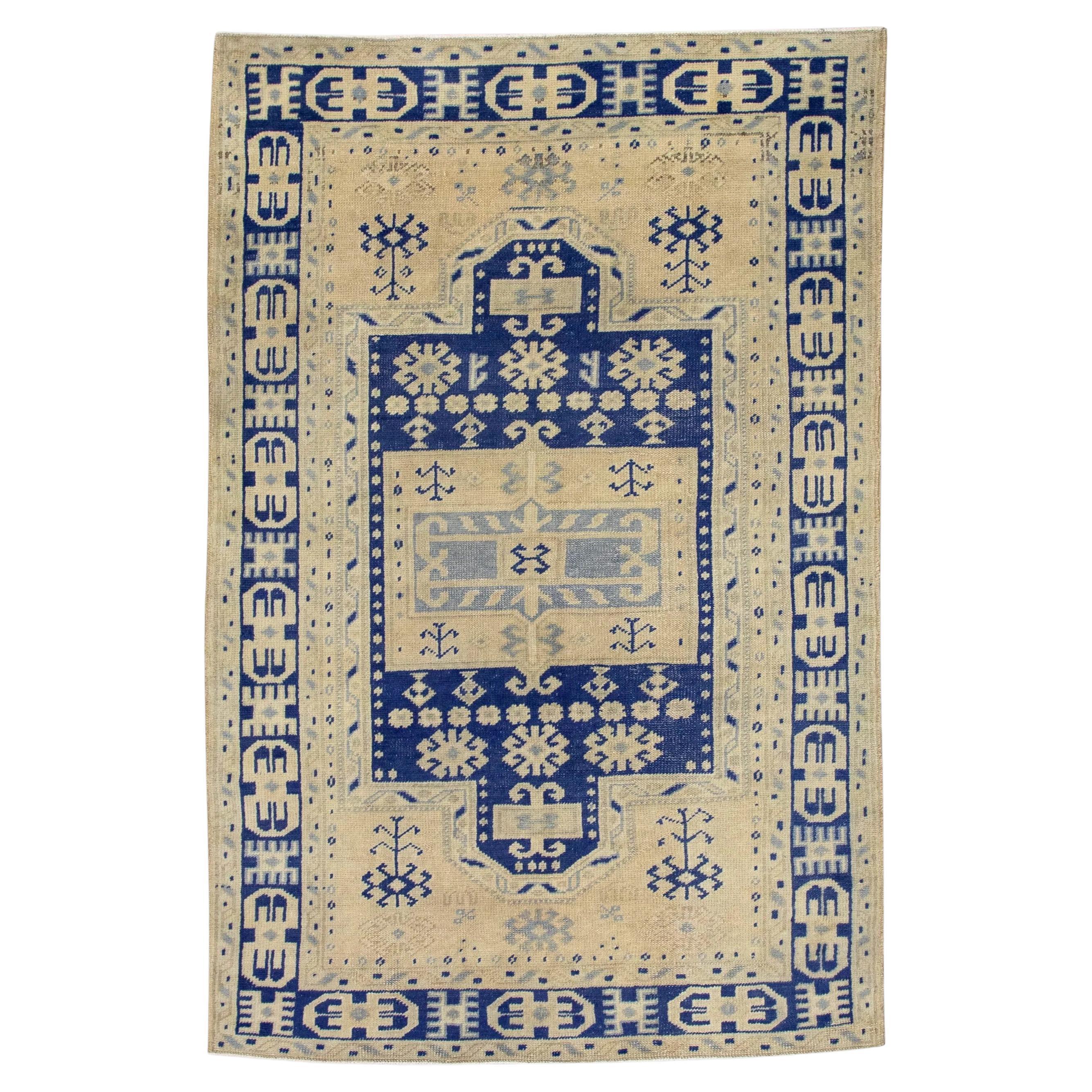 Türkischer Vintage-Teppich in Blau & Beige 3'9" x 5'11" im Angebot