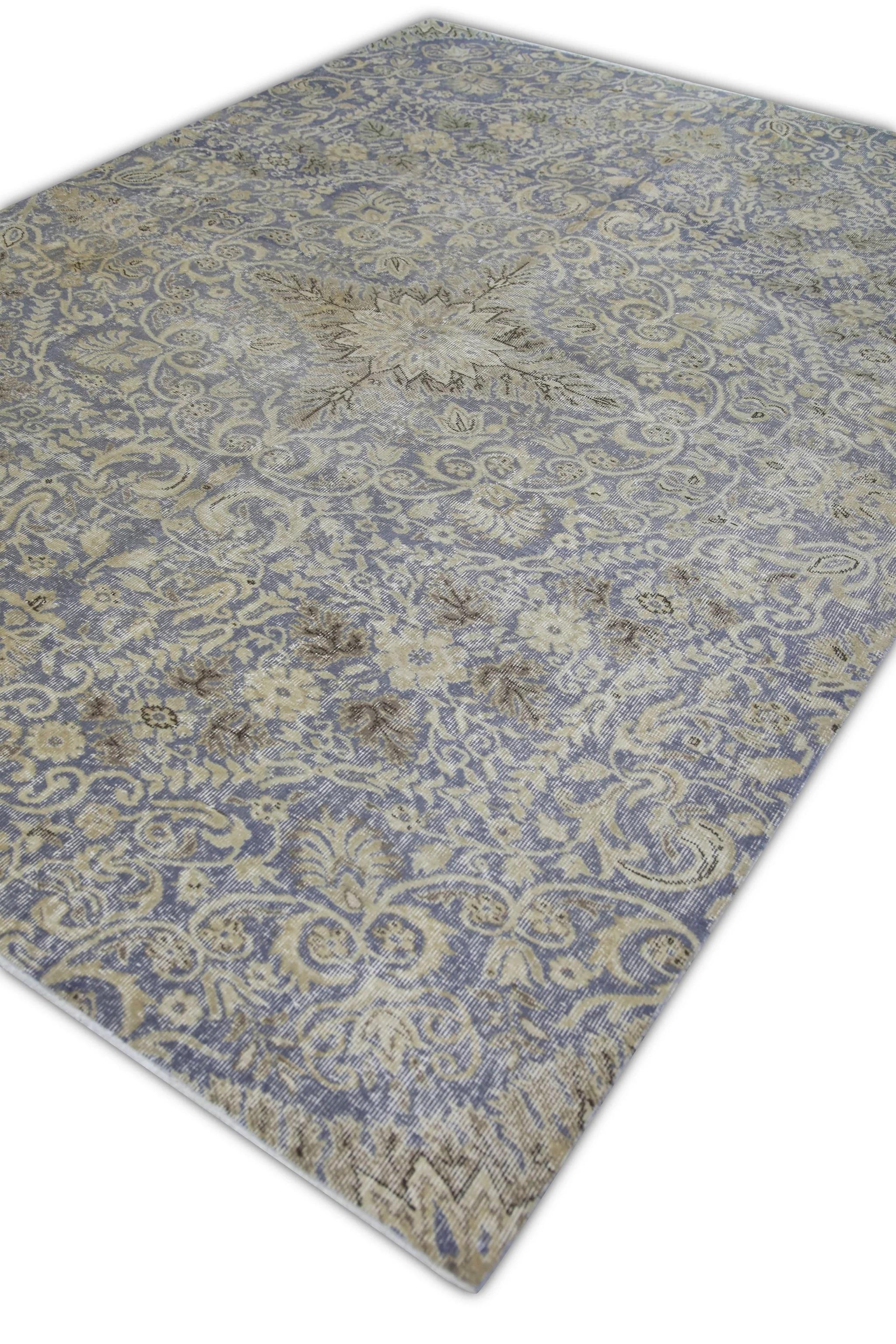 Vintage By est un tapis vintage en laine nouée à la main, fabriqué avec soin par des artisans qualifiés selon des techniques traditionnelles transmises de génération en génération. Ce tapis exquis s'enorgueillit d'une étonnante gamme de teintures