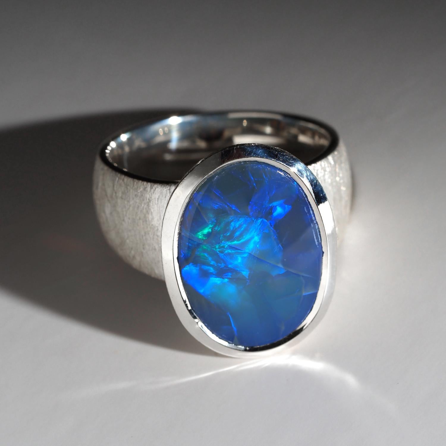 Artigiano Anello d'argento con opale blu grande Gioielli preziosi con gemme naturali Regalo insolito con opale in vendita