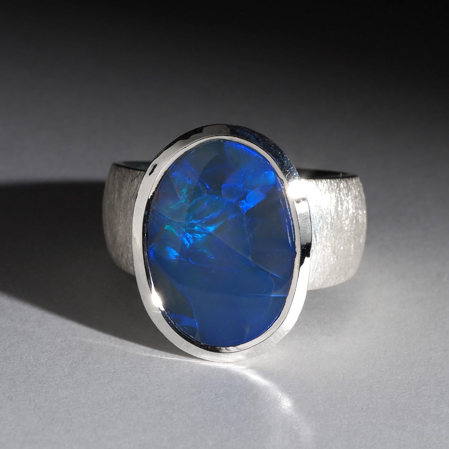 Taglio ovale Anello d'argento con opale blu grande Gioielli preziosi con gemme naturali Regalo insolito con opale in vendita