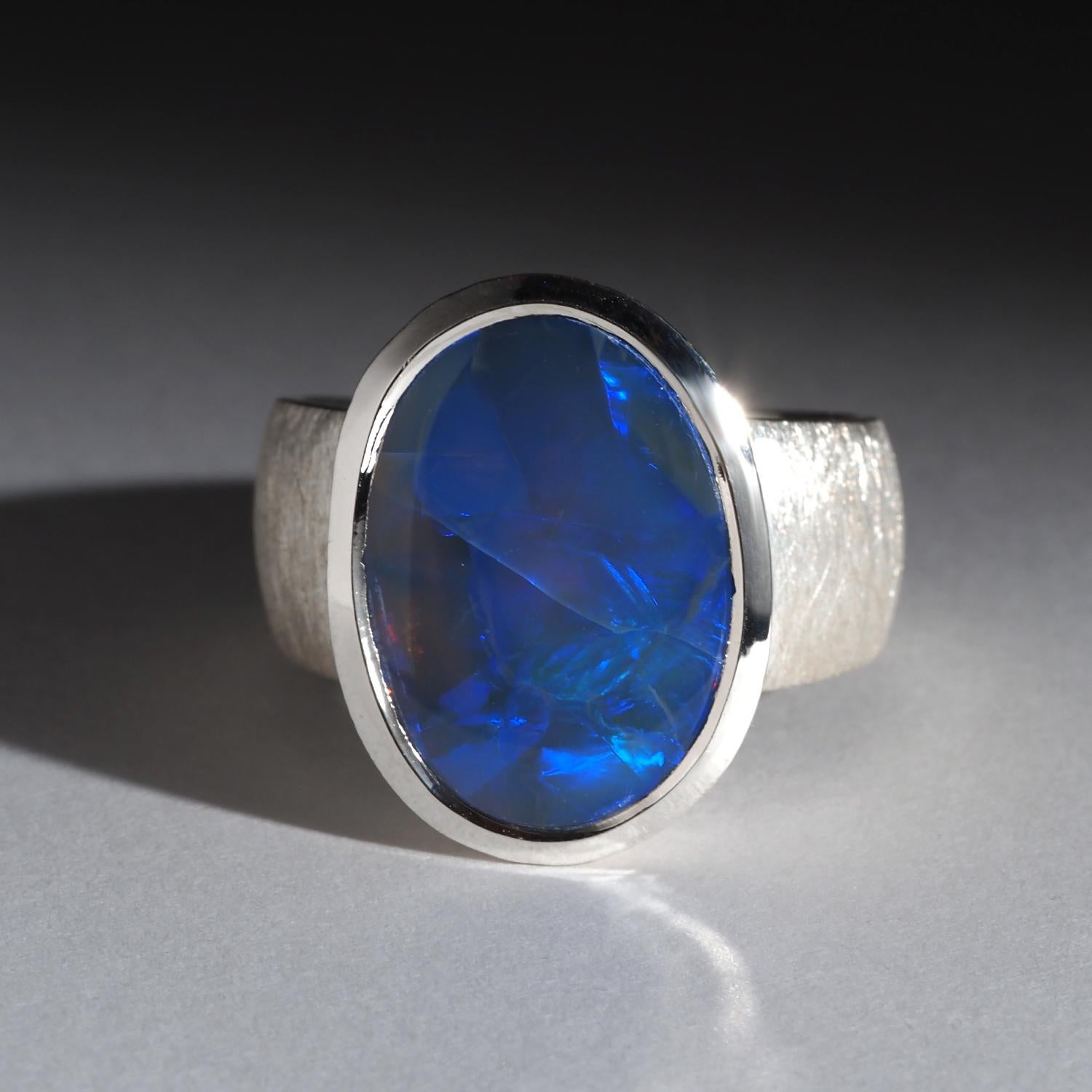 Anello d'argento con opale blu grande Gioielli preziosi con gemme naturali Regalo insolito con opale In condizioni Nuovo in vendita a Berlin, DE