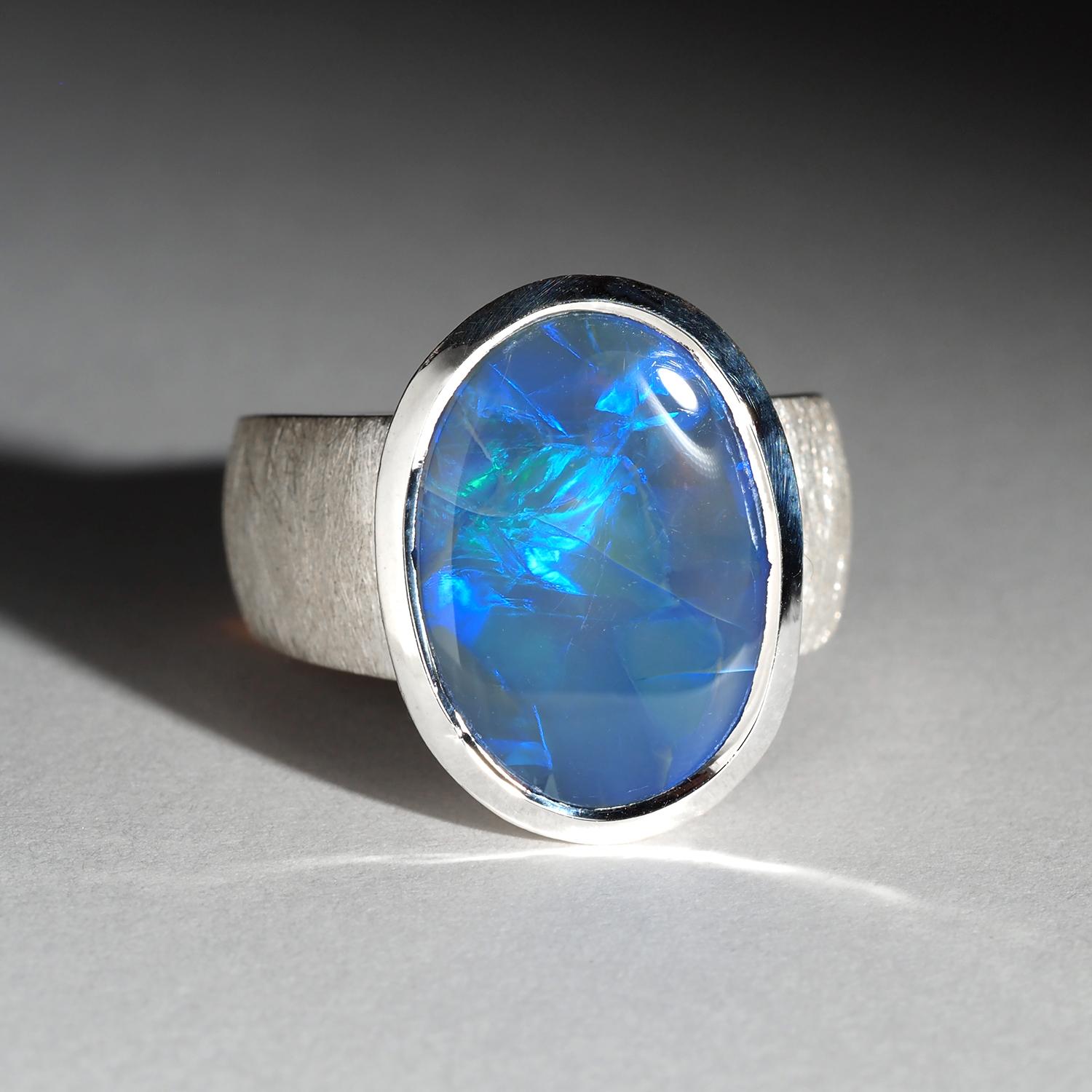 Anello d'argento con opale blu grande Gioielli preziosi con gemme naturali Regalo insolito con opale in vendita 1