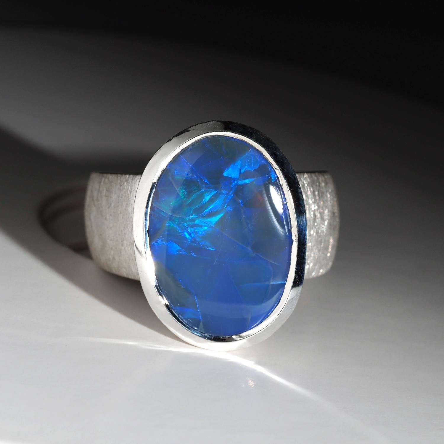 Anello d'argento con opale blu grande Gioielli preziosi con gemme naturali Regalo insolito con opale in vendita 2