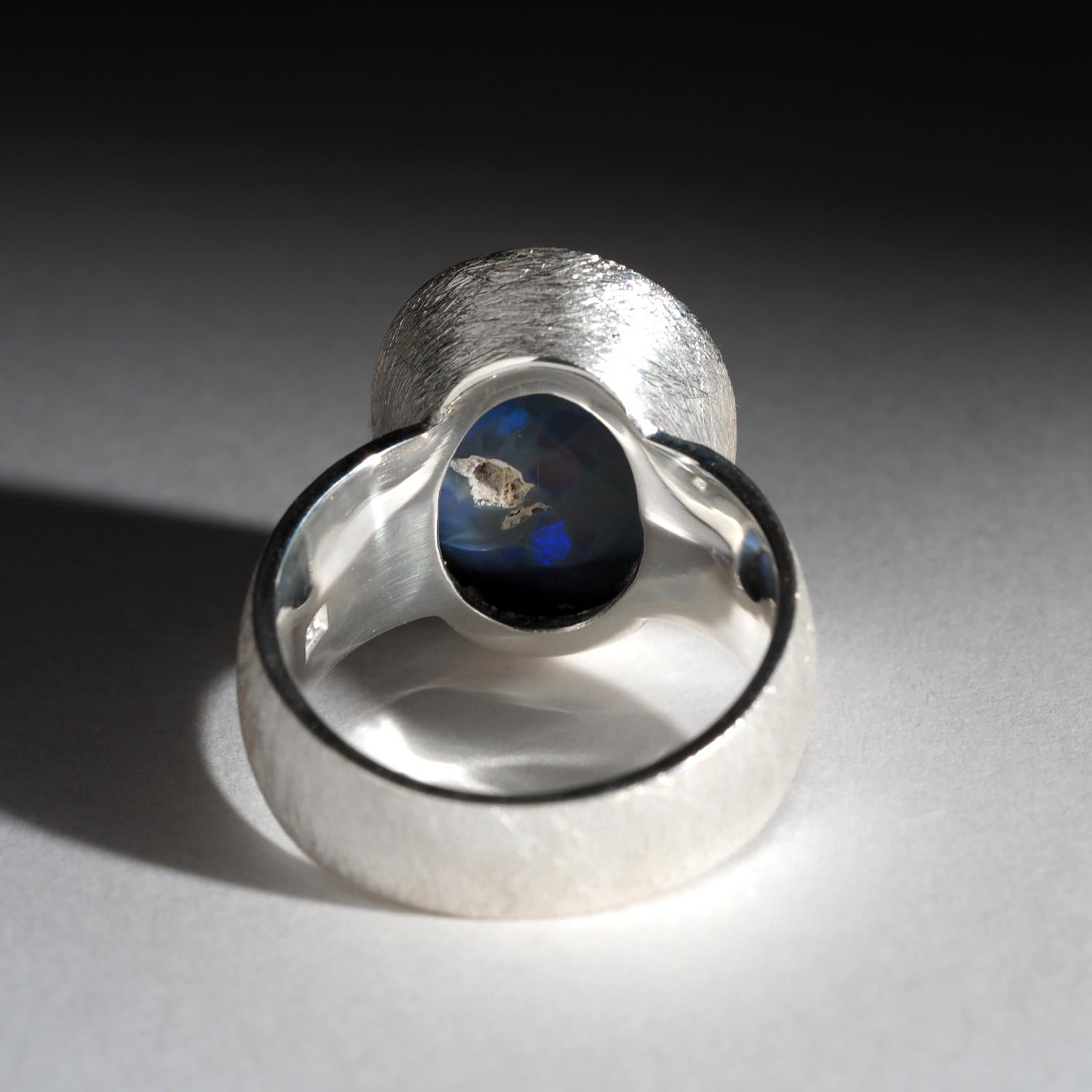 Anello d'argento con opale blu grande Gioielli preziosi con gemme naturali Regalo insolito con opale in vendita 3