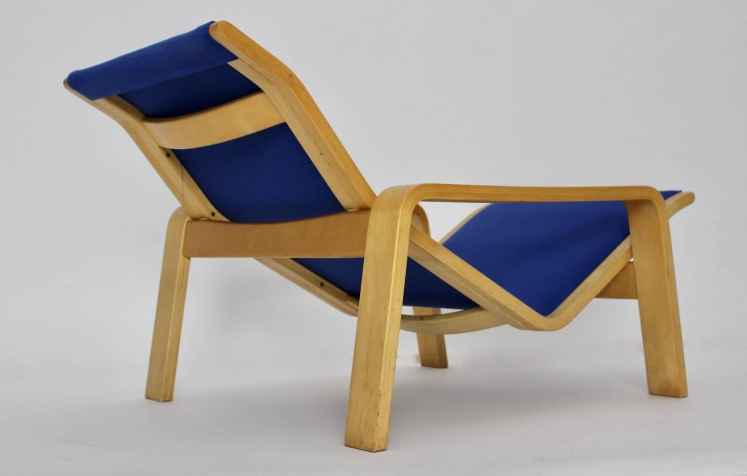 Blue Scandinavian Modern vintage chaise longue or lounge chair model Pulkka from birch by Ilmari Lappalainen, 1963, Finland for Asko Finland.
The frame of the chaise longue from natural lacquered birch plywood, while the removable seat is covered