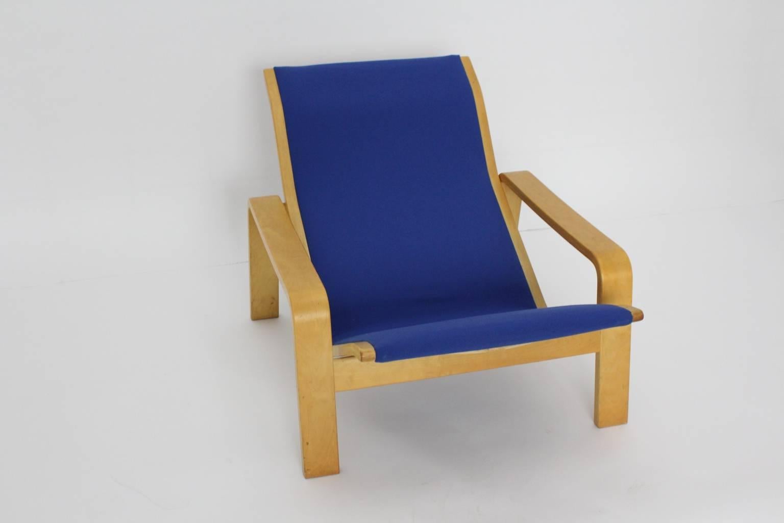 Blauer Vintage-Sessel Longue Loungesessel aus Birke Ilmari Lappalainen, 1963, Finnland im Zustand „Gut“ im Angebot in Vienna, AT