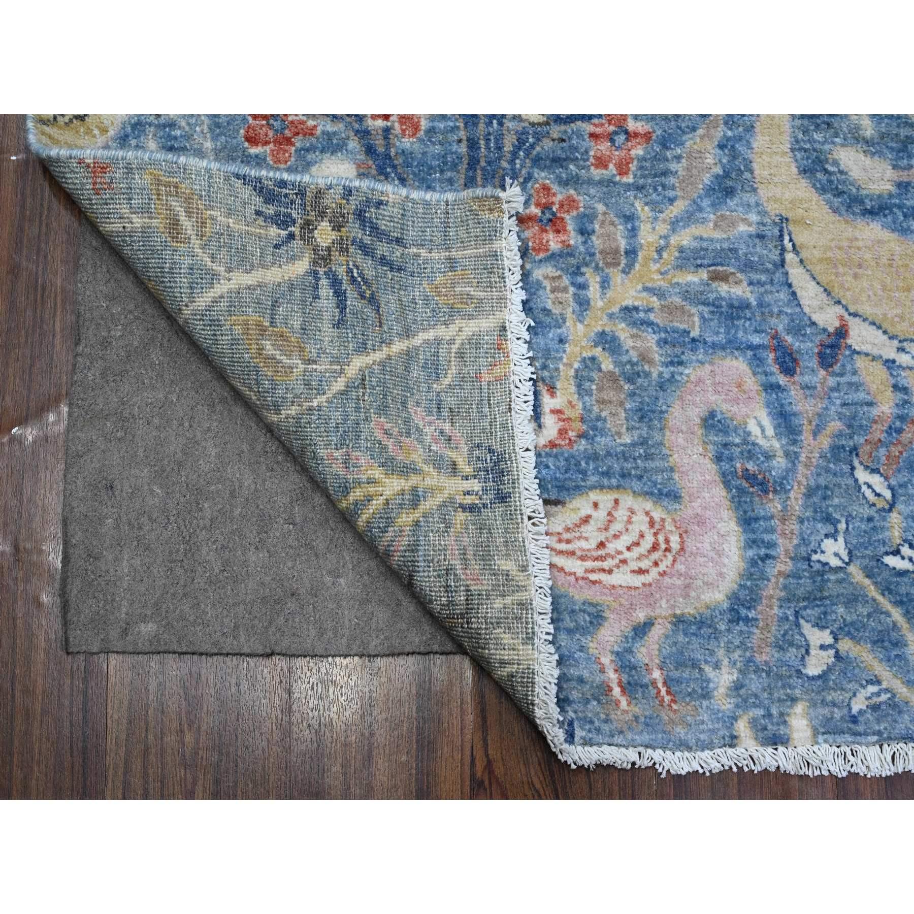 Dieser fabelhafte, handgeknüpfte Teppich wurde für zusätzliche Festigkeit und Haltbarkeit entworfen und hergestellt. Dieser Teppich wurde in wochenlanger Handarbeit nach der traditionellen Methode hergestellt, mit der auch die
Genaue Größe des