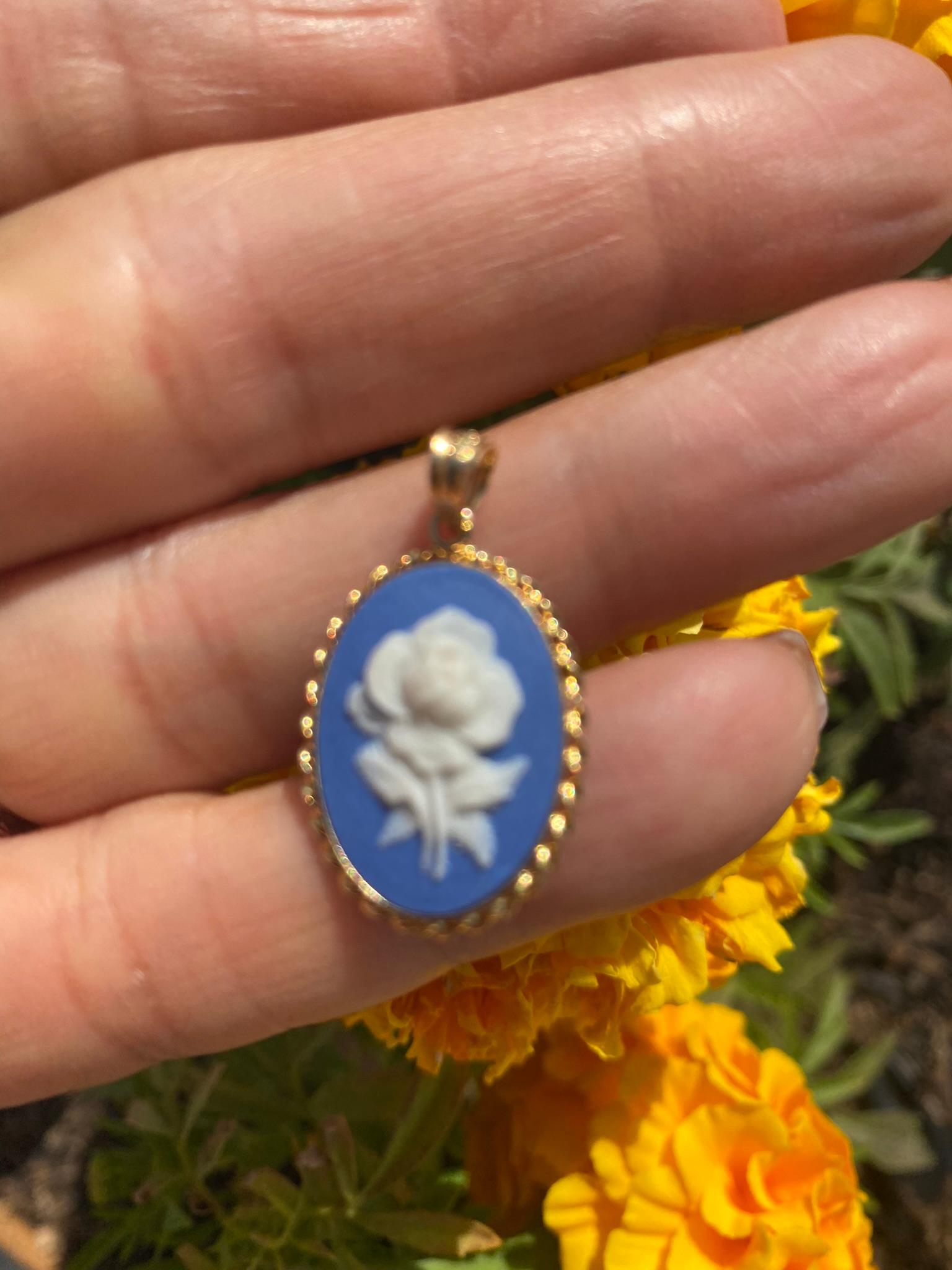 Blue Bisque Floral Charm Pendant 14 Karat Yellow Gold

Rope textured edge pendant measuring 3//4 in length (without the bail) by 1/2 inches in width.
A very sweet gift for your Rose! Wear as a charm or a pendant

GIA Gemologist inspected and