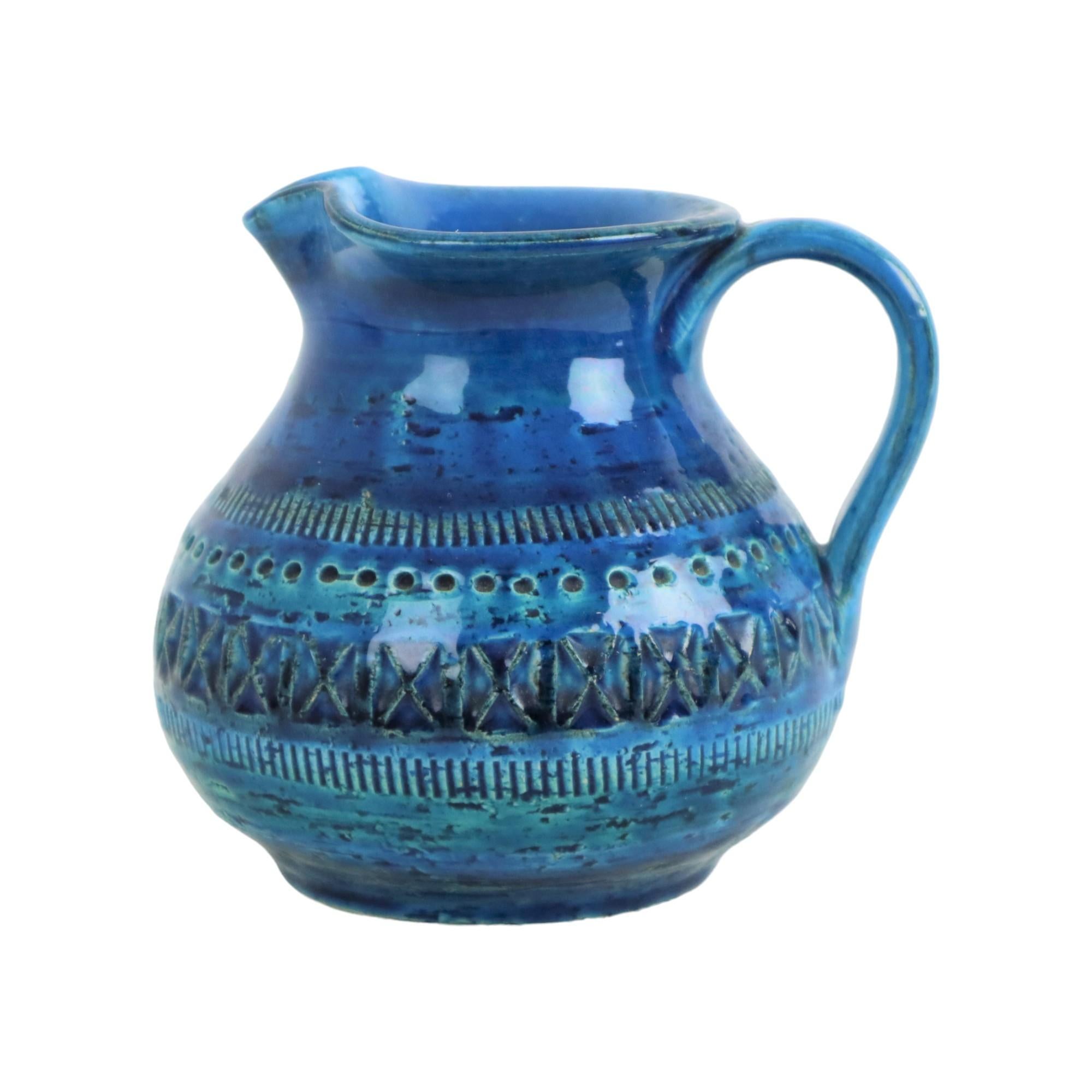Bellissimo e raro piccolo vaso vintage blu, vaso a orecchio, realizzato in terracotta smaltata blu crepla con motivo geometrico, design attribuito ad Aldo Londi per Bitossi, colore Blu Rimini, anni '60, non marcato.

Oggetto da collezione, questi