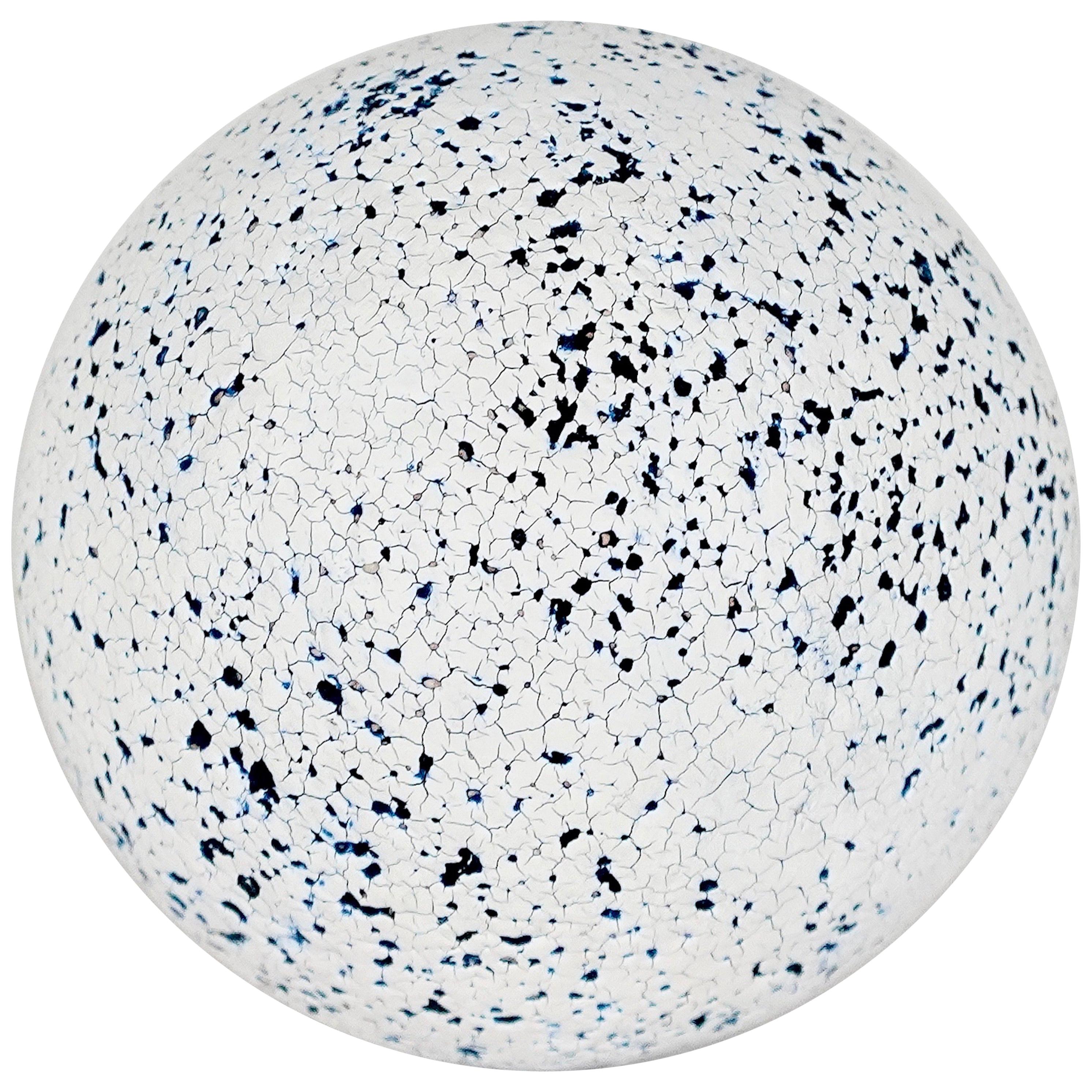 Sphère en céramique bleue, noire et blanche à facettes craquelées, sculpture réalisée à la main