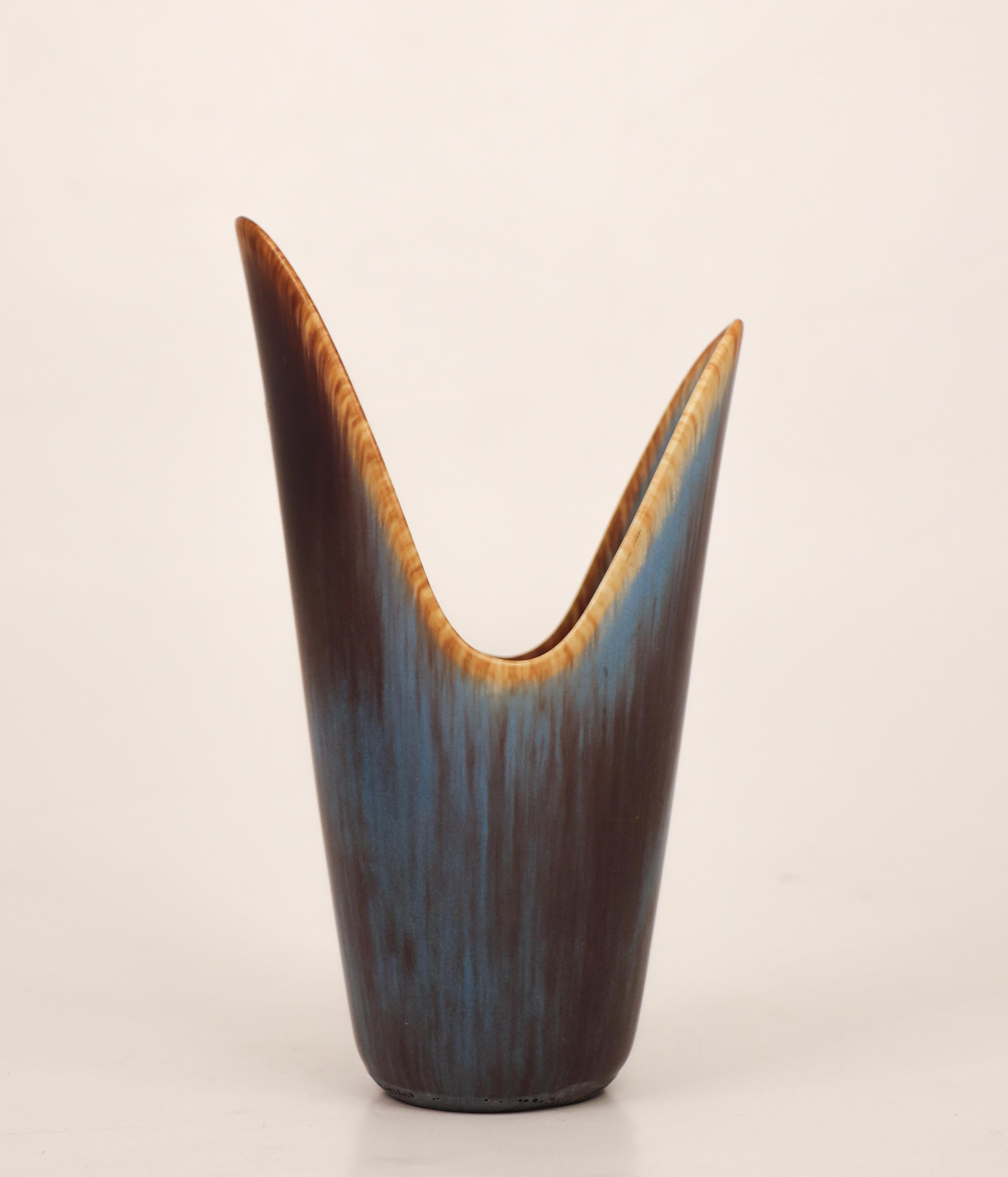 Un vaso in ceramica con un delizioso smalto blu/nero e marrone disegnato da Gunnar Nylund a Rörstrand. Il vaso è alto 18,5 cm e ha un diametro di 11 x 6,5 cm. È in condizioni eccellenti, a parte alcuni piccoli segni di produzione sulla base, per cui