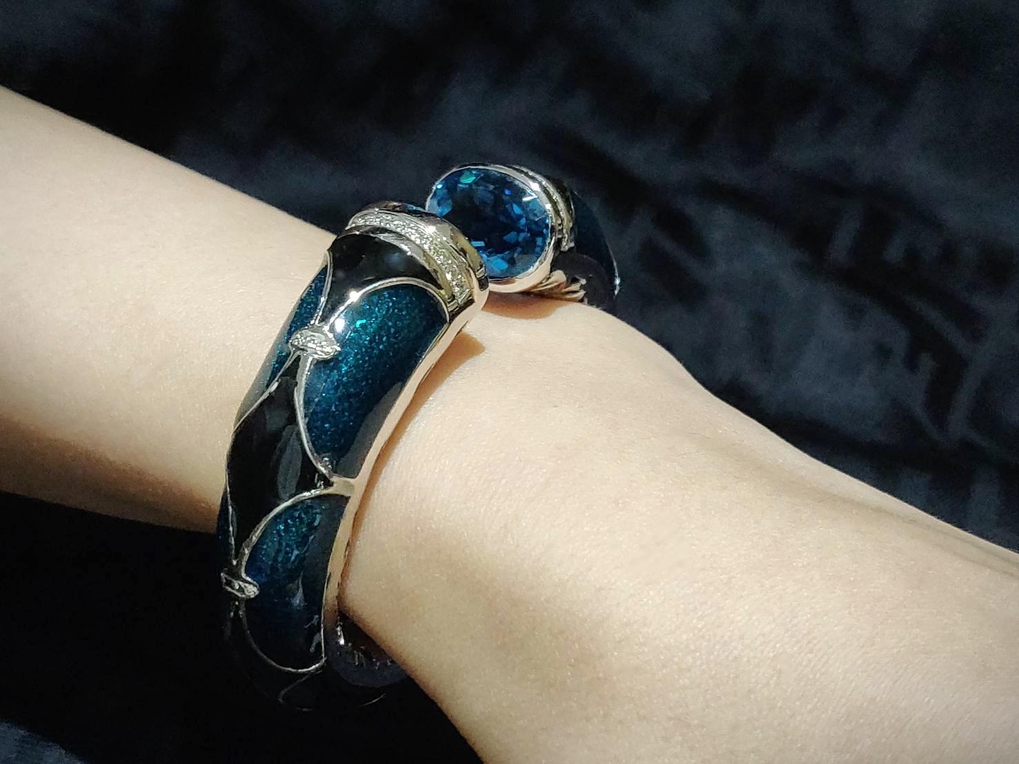 Blue Black Enameled, 25.07 Carat Blue Topaz, and Diamond 18K Gold Clamper Bangle In New Condition For Sale In Bangkok, TH