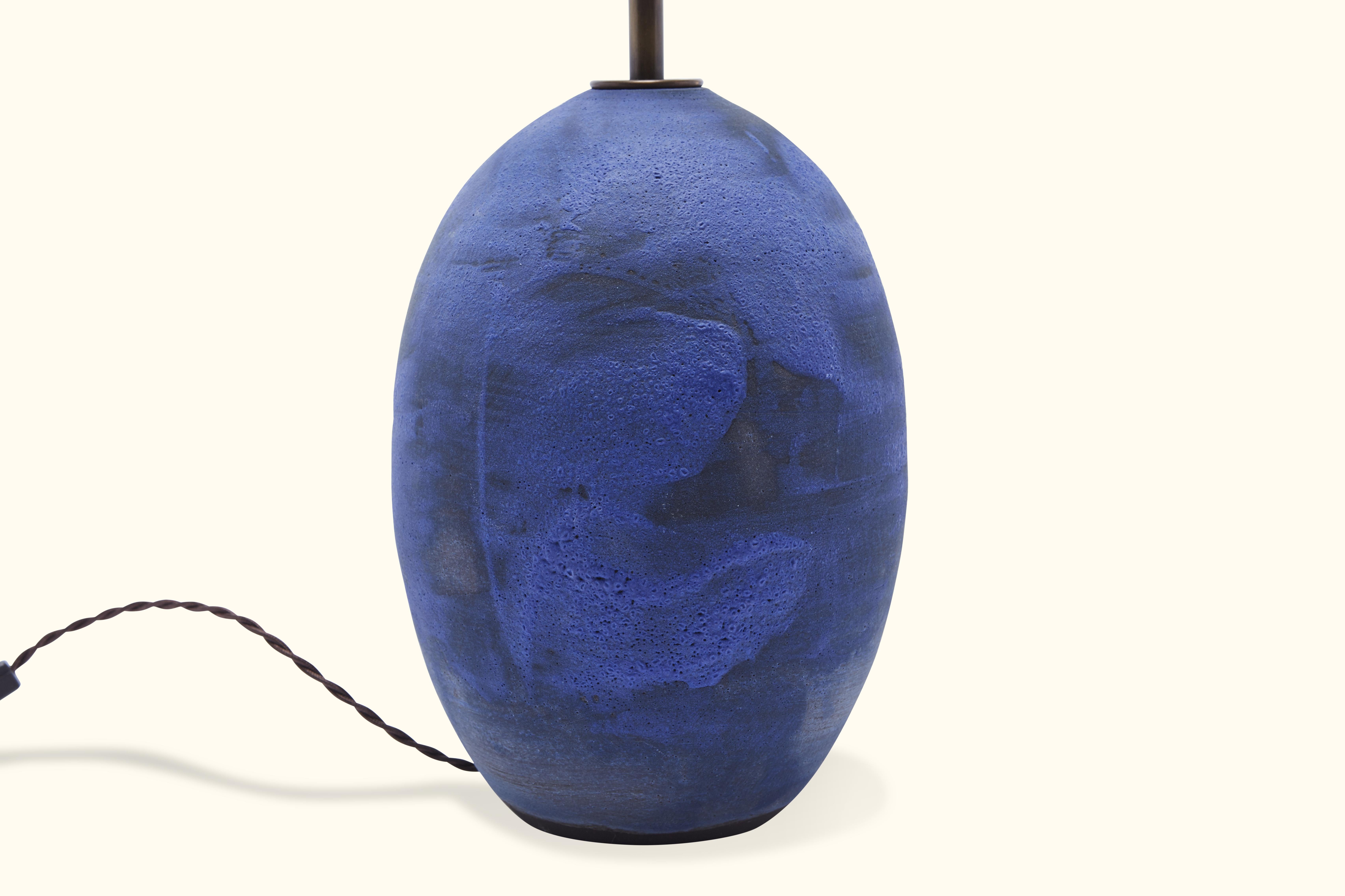 Große ovale Lampe in Trockenblau, matt, von Victoria Morris (Moderne der Mitte des Jahrhunderts) im Angebot