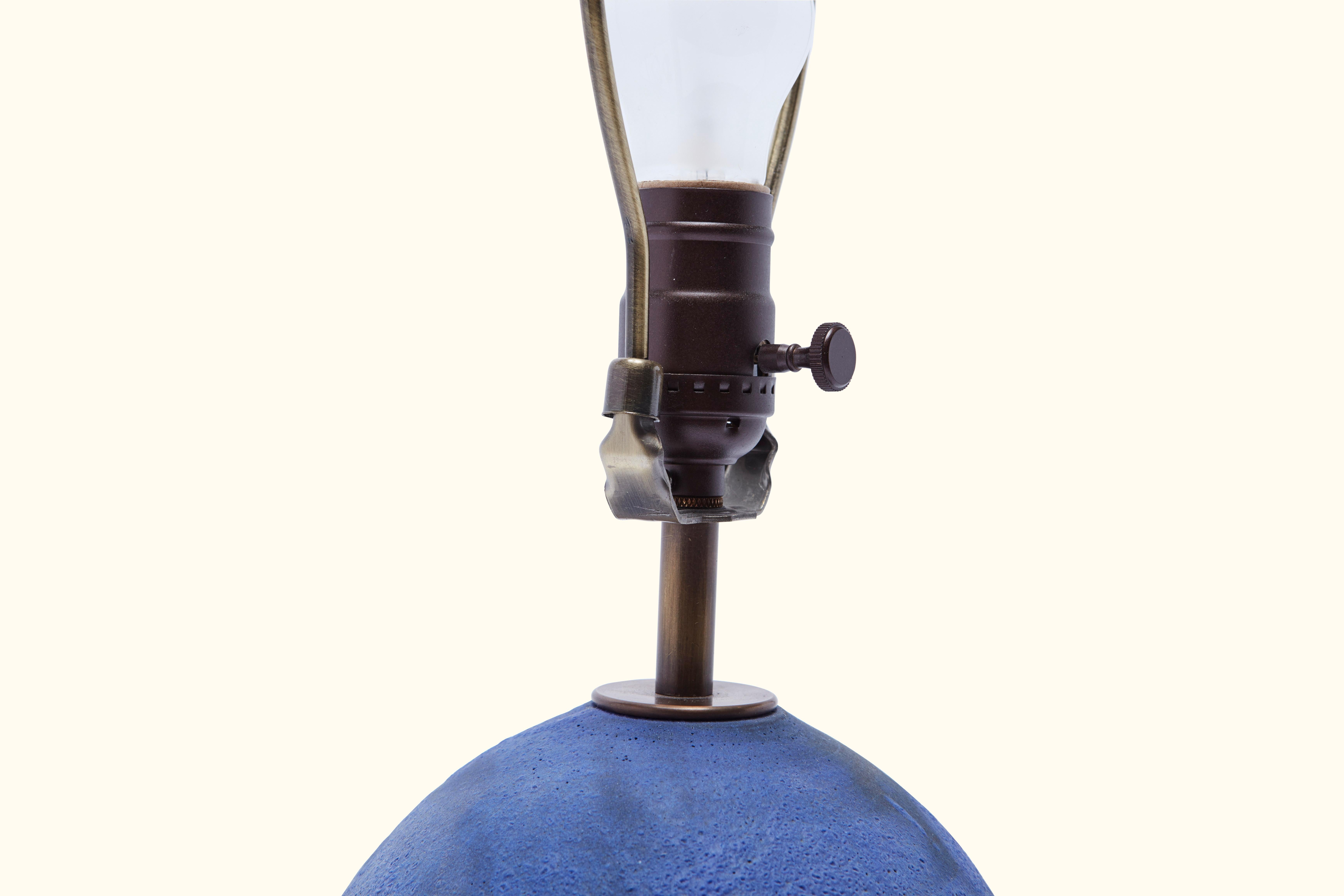 Große ovale Lampe in Trockenblau, matt, von Victoria Morris (amerikanisch) im Angebot