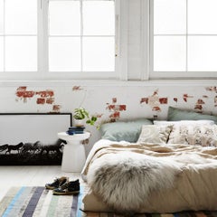 Blaue, schwarz-weiße Streifen Nueva Raya anpassbarer Rindsleder-Läufer Medium