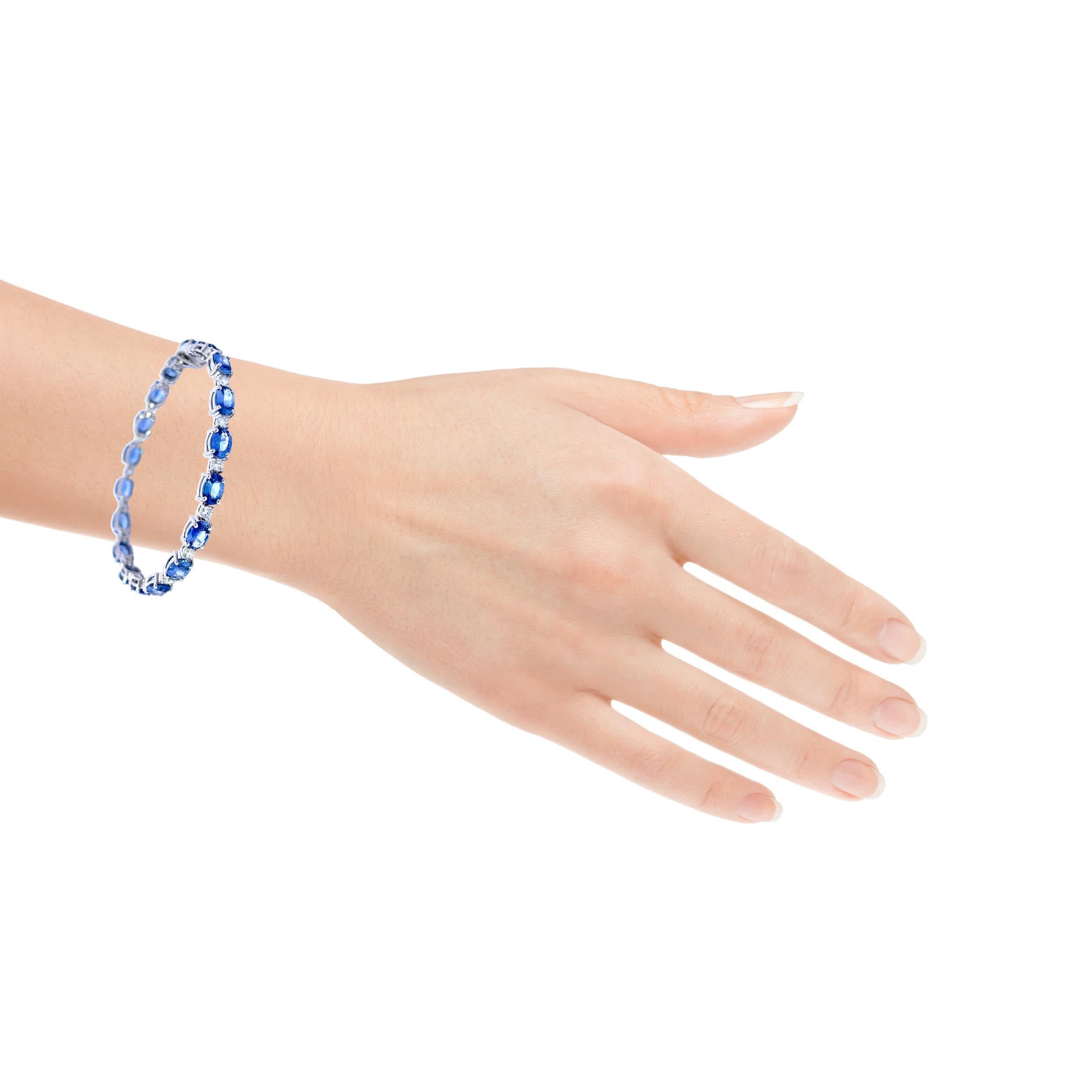 Te presentamos nuestra exquisita Pulsera de Piedras Azules, una impresionante pieza de joyería que combina sin esfuerzo elegancia y sofisticación. Esta encantadora pulsera presenta un conjunto de fascinantes piedras azules meticulosamente engastadas