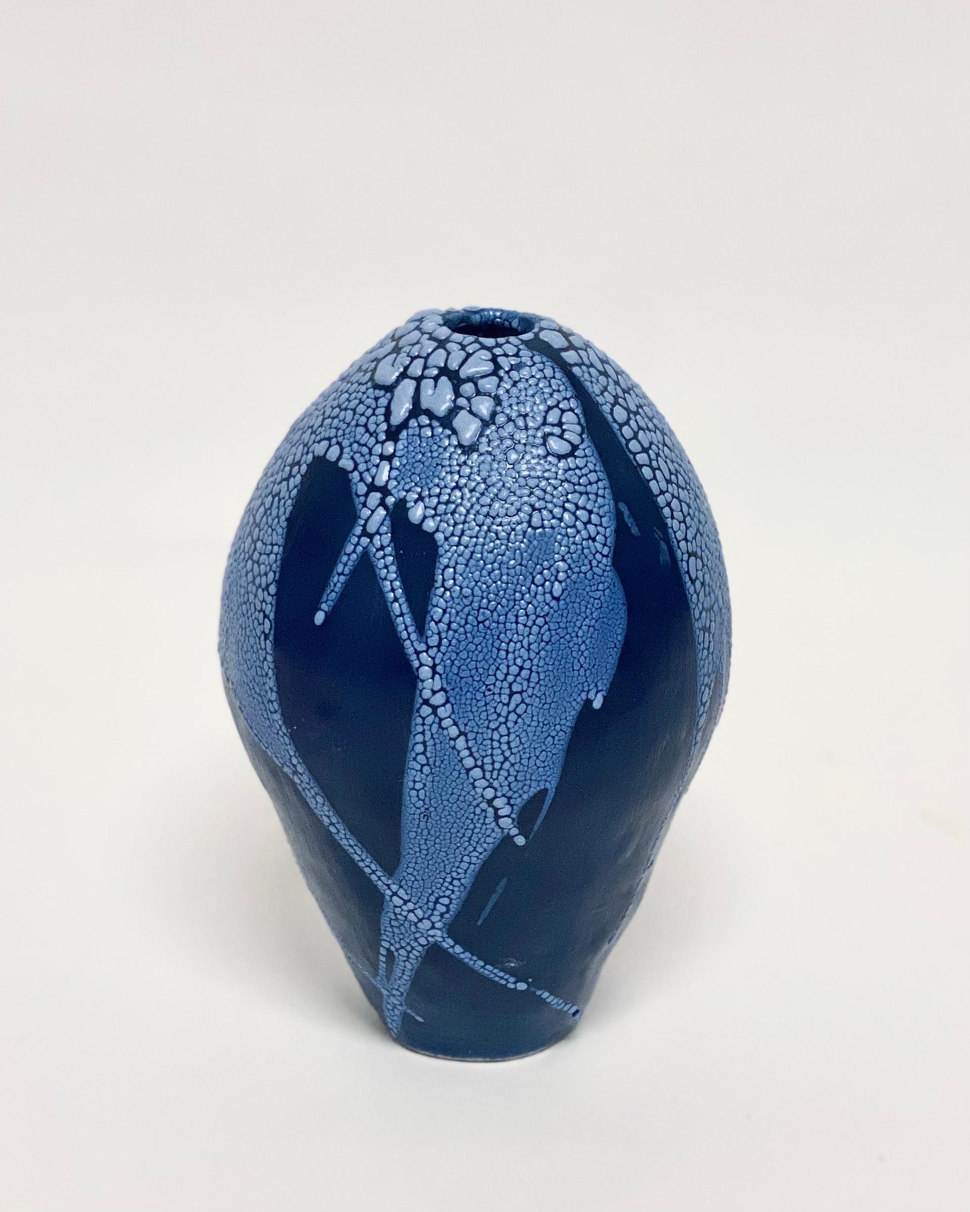 Blau/Blaue Drachenei-Vase von Astrid Öhman
Handgefertigt
Abmessungen: D 16 x H 24 cm
MATERIALIEN: Keramik, Steingut, von Hand modelliert, glasiert und bei hoher Temperatur gebrannt.

Keramiken von Astrid Öhman. Jedes Stück ist handgefertigt und