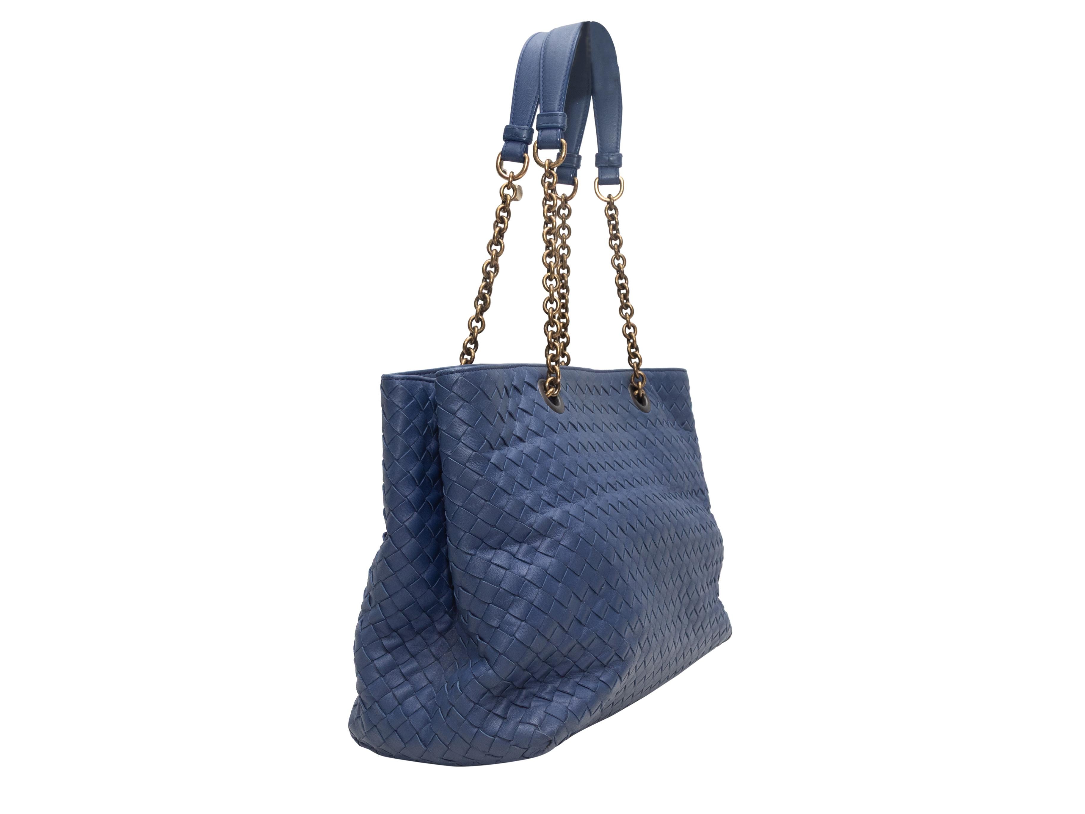  Sac à main bleu Bottega Veneta Intrecciato. Ce sac fourre-tout se compose d'un corps en cuir tissé, de ferrures dorées, de deux sangles en chaîne et en cuir, et d'une fermeture magnétique sur le dessus. 13