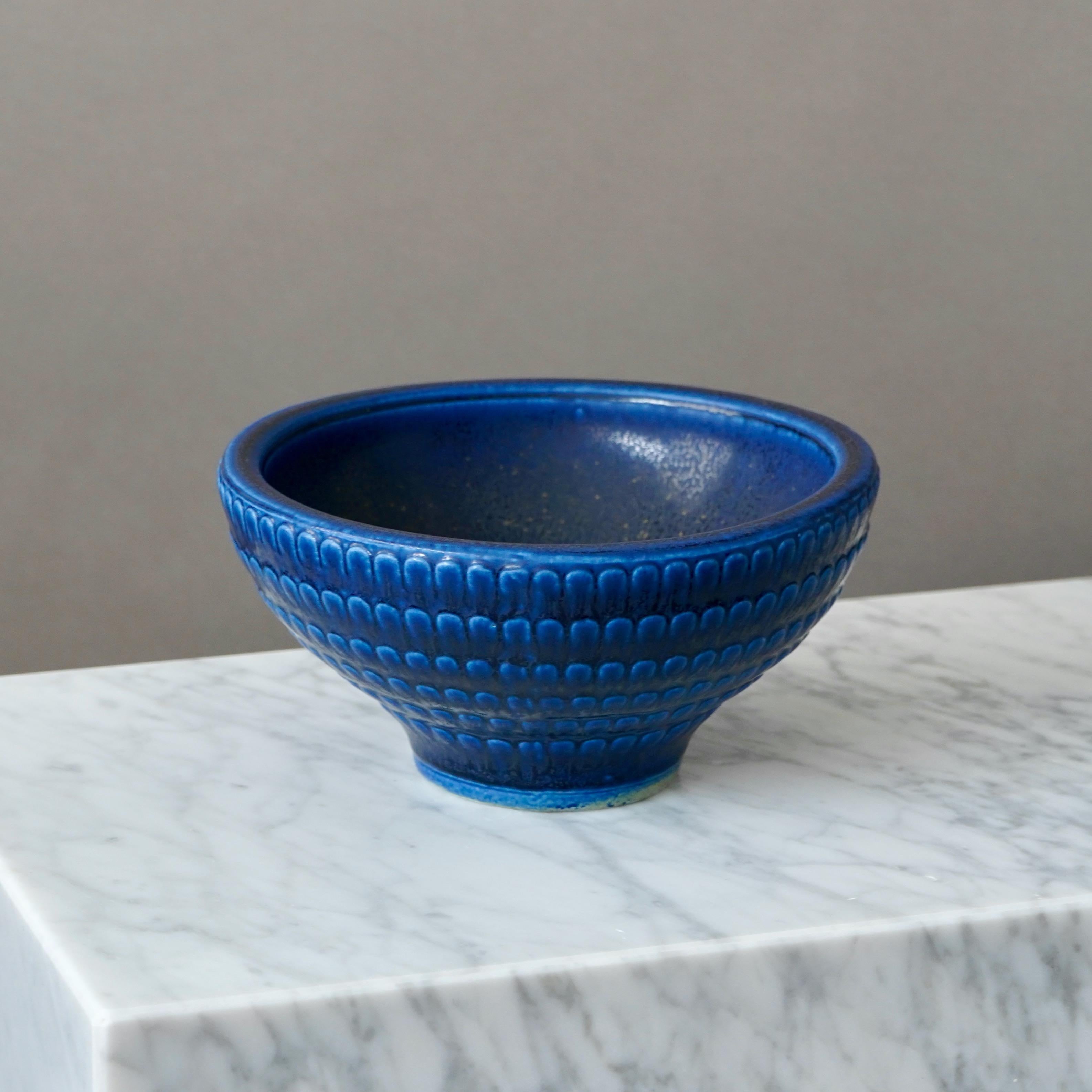 Scandinavo moderno Ciotola blu di Wilhelm Kage per Gustavsberg Studio, Svezia, anni '50 in vendita