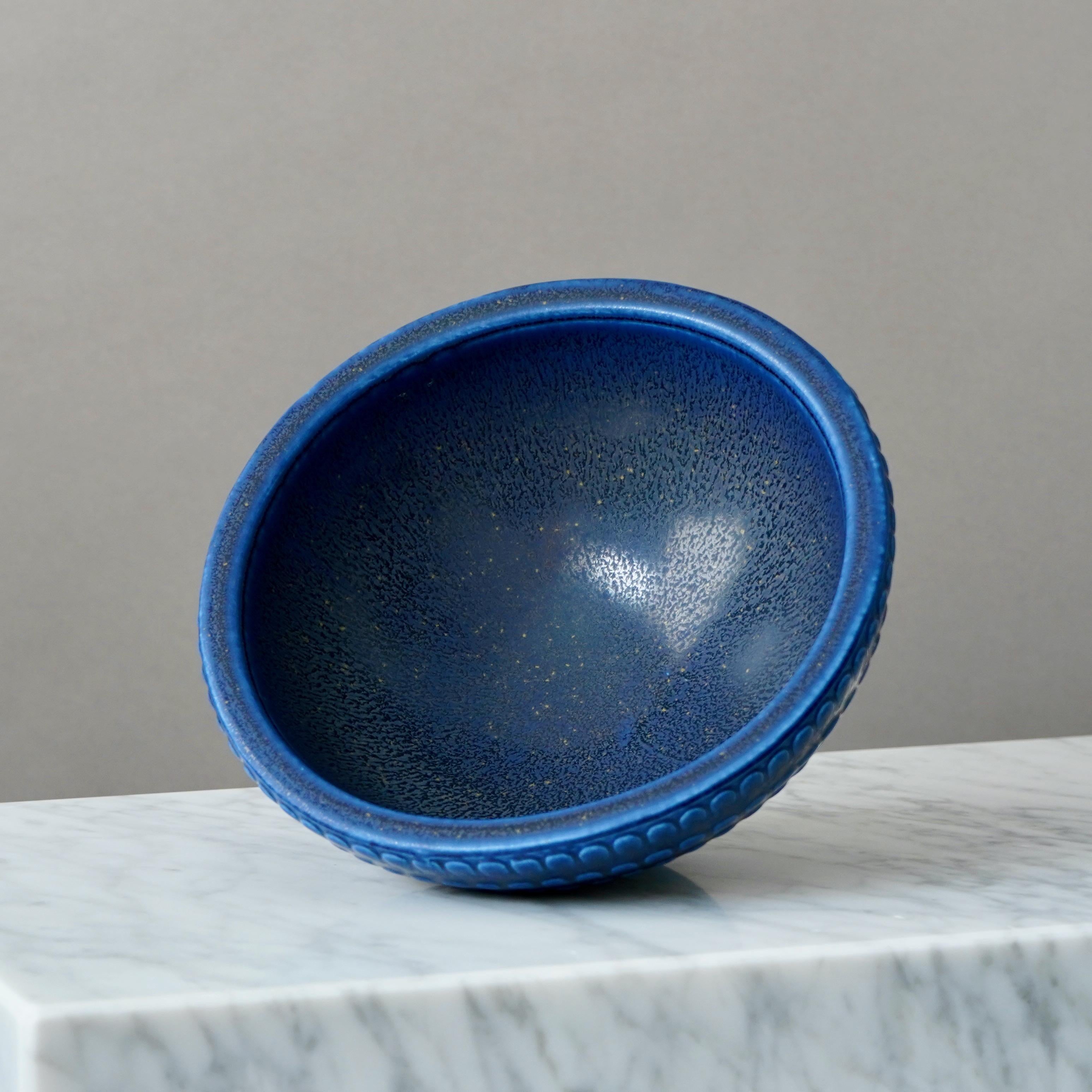 Svedese Ciotola blu di Wilhelm Kage per Gustavsberg Studio, Svezia, anni '50 in vendita