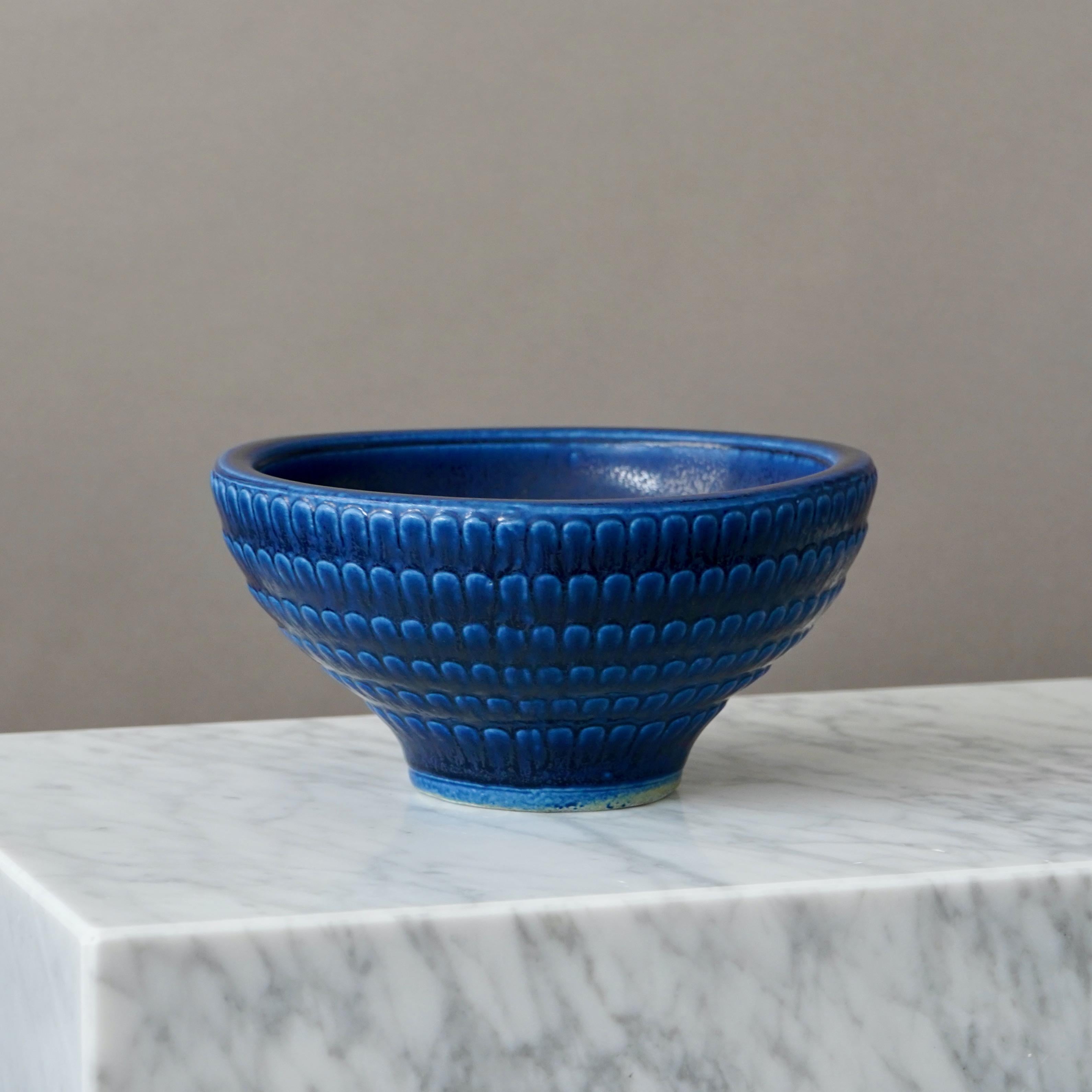 Ciotola blu di Wilhelm Kage per Gustavsberg Studio, Svezia, anni '50 In condizioni buone in vendita a Malmö, SE