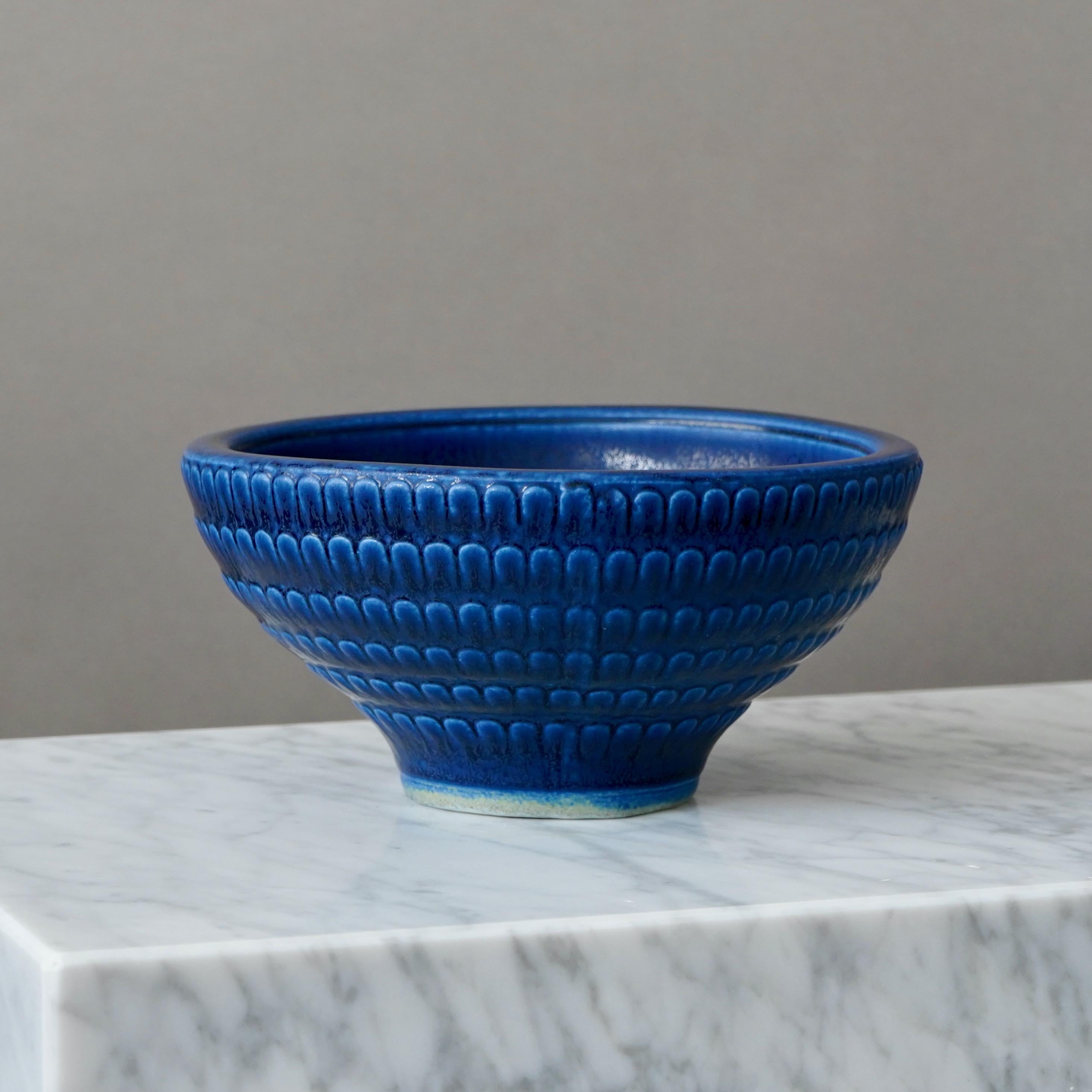 XX secolo Ciotola blu di Wilhelm Kage per Gustavsberg Studio, Svezia, anni '50 in vendita
