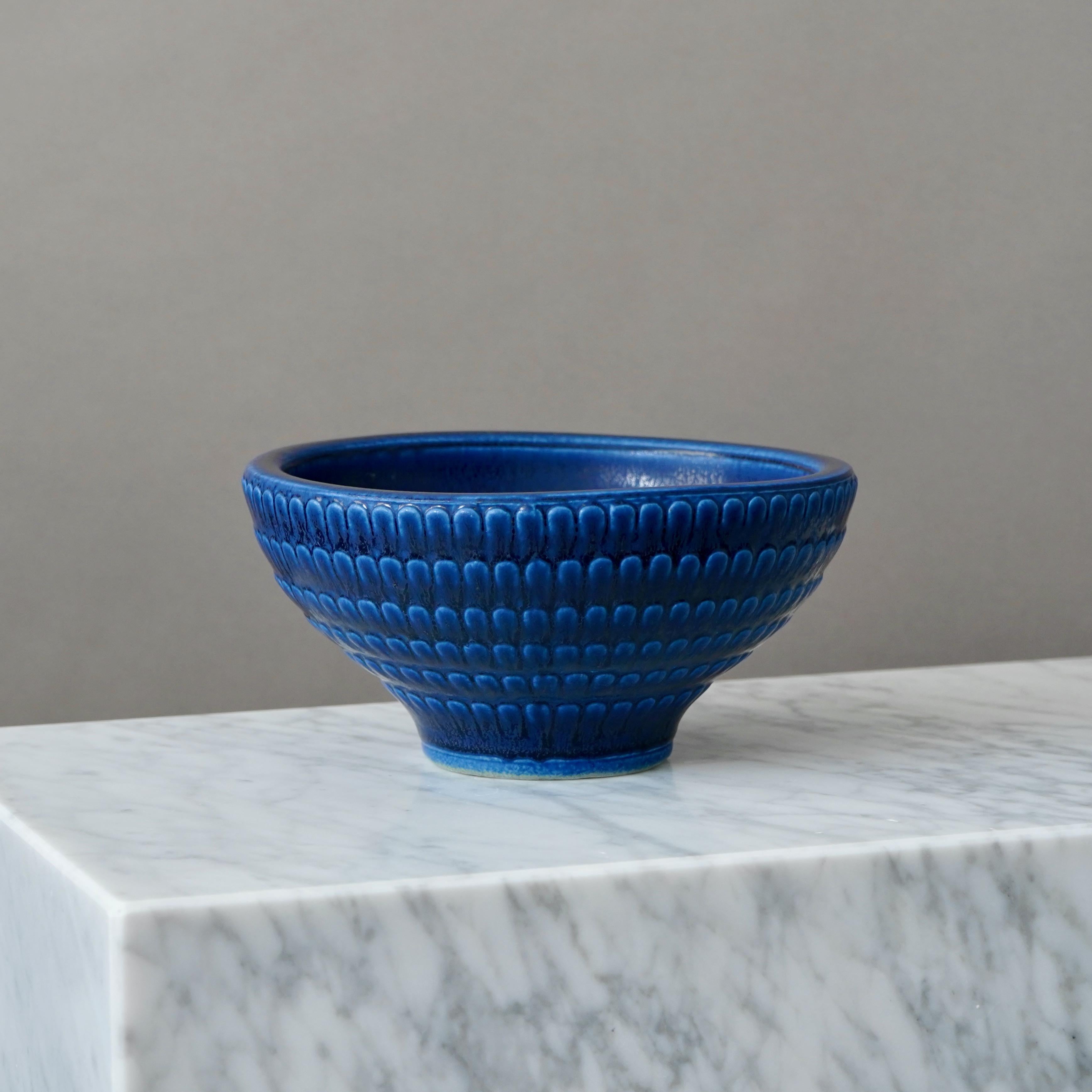 Ceramica Ciotola blu di Wilhelm Kage per Gustavsberg Studio, Svezia, anni '50 in vendita