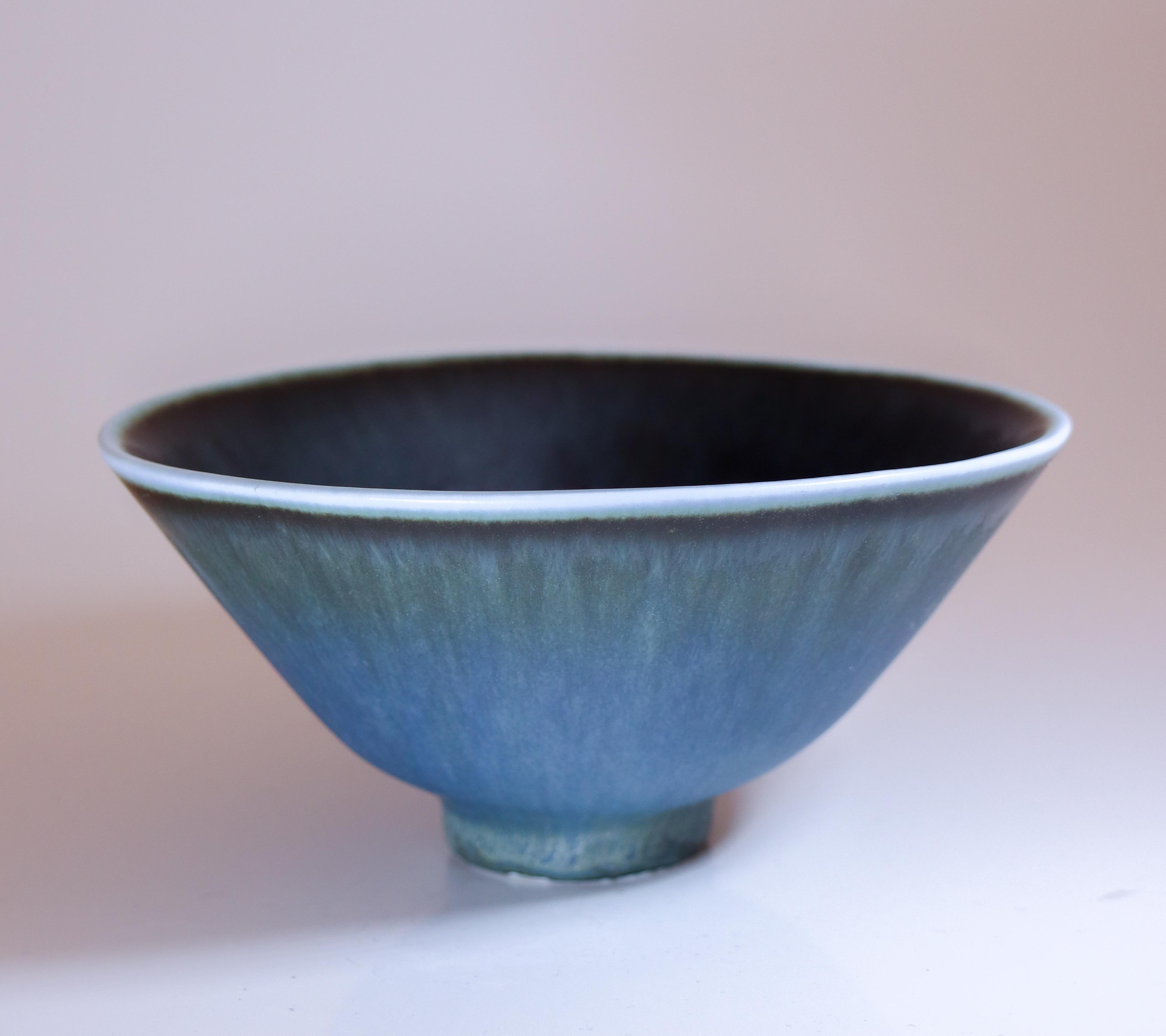 Eine hübsche blaue Schale, entworfen von Carl-Harry Stålhane in Rörstrand. Die Schale hat einen Durchmesser von 14 cm und eine Höhe von 7 cm. Es ist in ausgezeichnetem Zustand mit Ausnahme einiger kleinerer Risse unten aus der Produktion, weshalb es