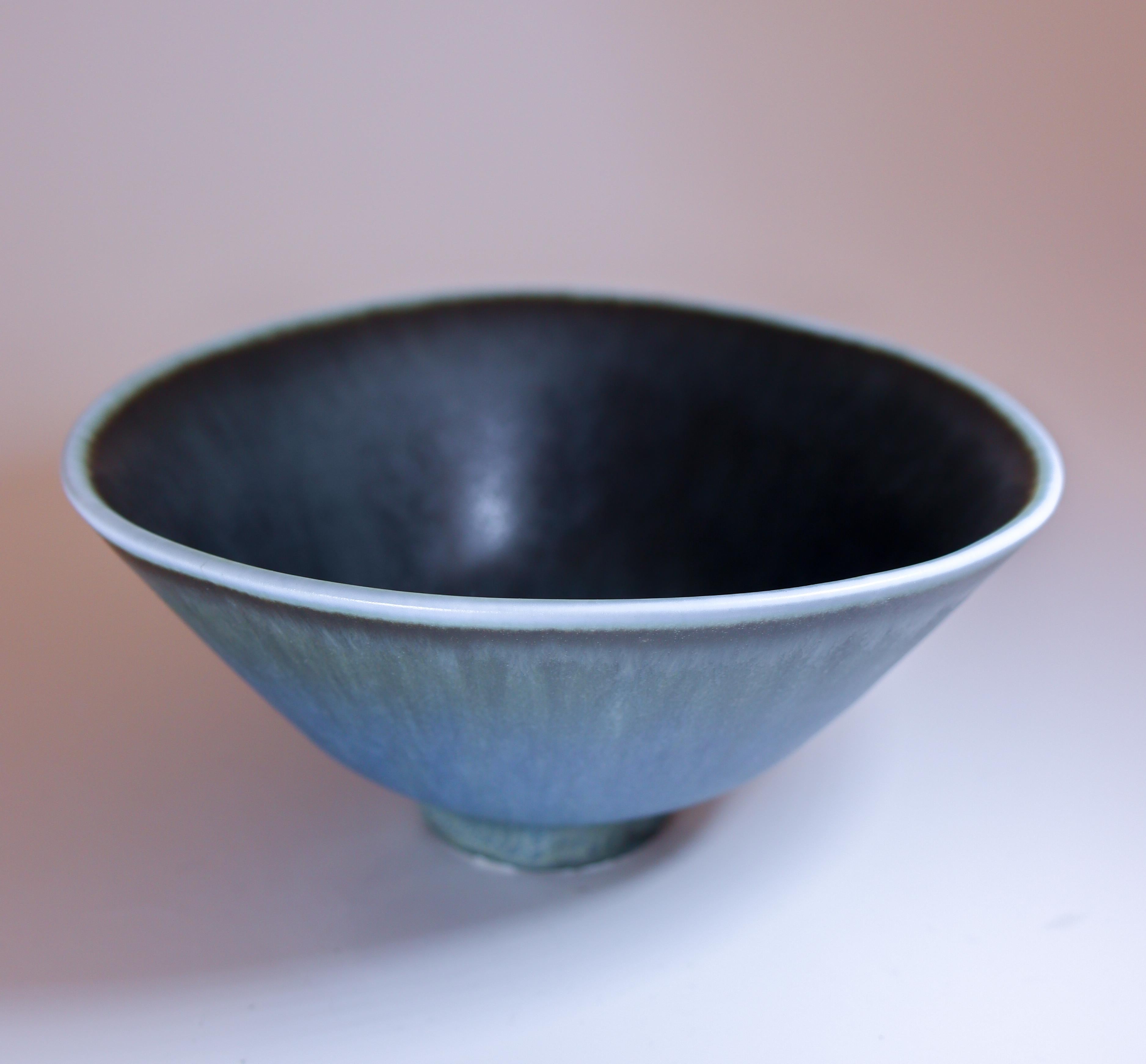 Blue Bowl Carl-Harry Stålhane Rörstrand  - Skandinavisch Mitte 20. Jahrhundert (Skandinavische Moderne) im Angebot