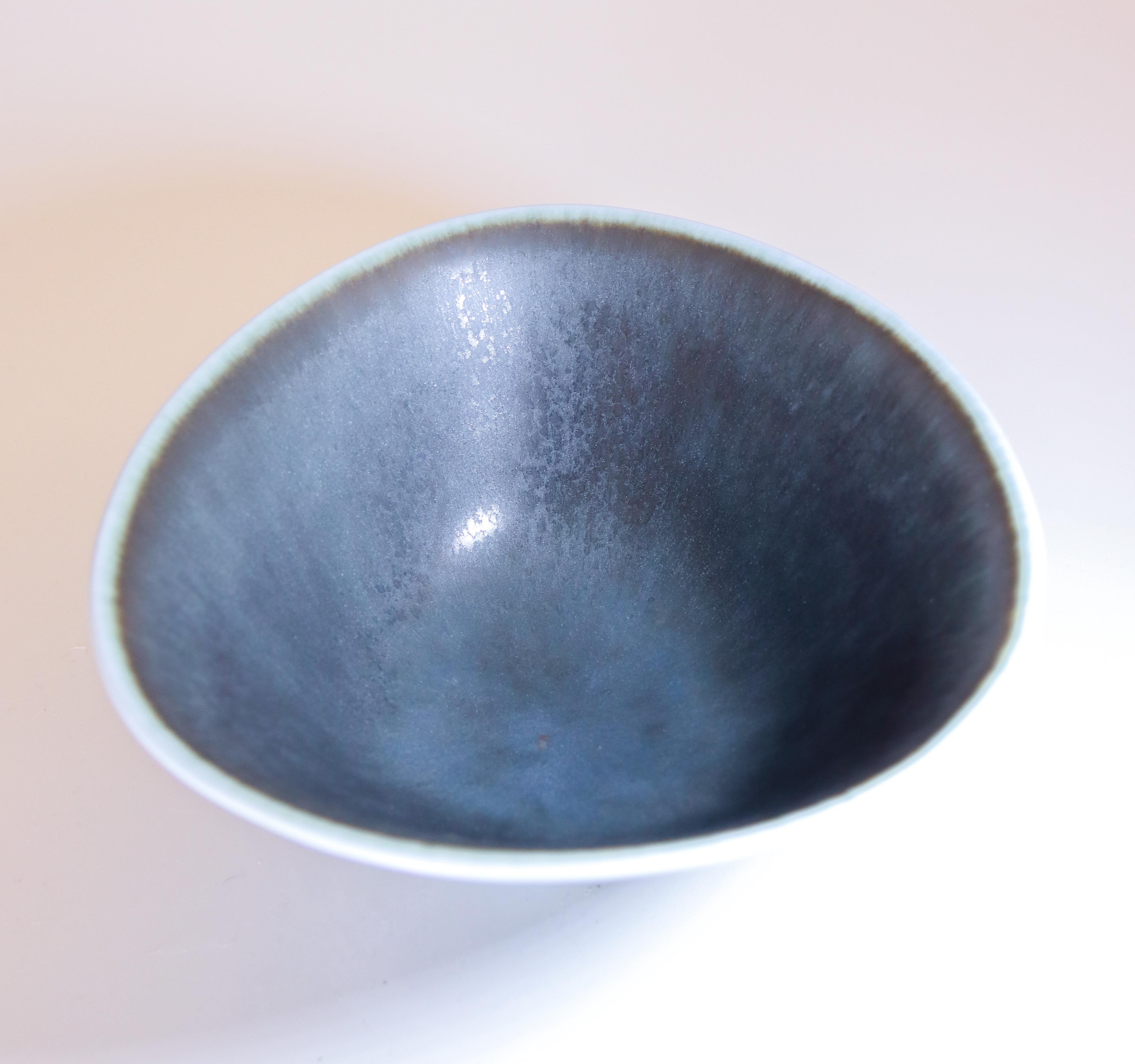 Blue Bowl Carl-Harry Stålhane Rörstrand  - Skandinavisch Mitte 20. Jahrhundert (Glasiert) im Angebot