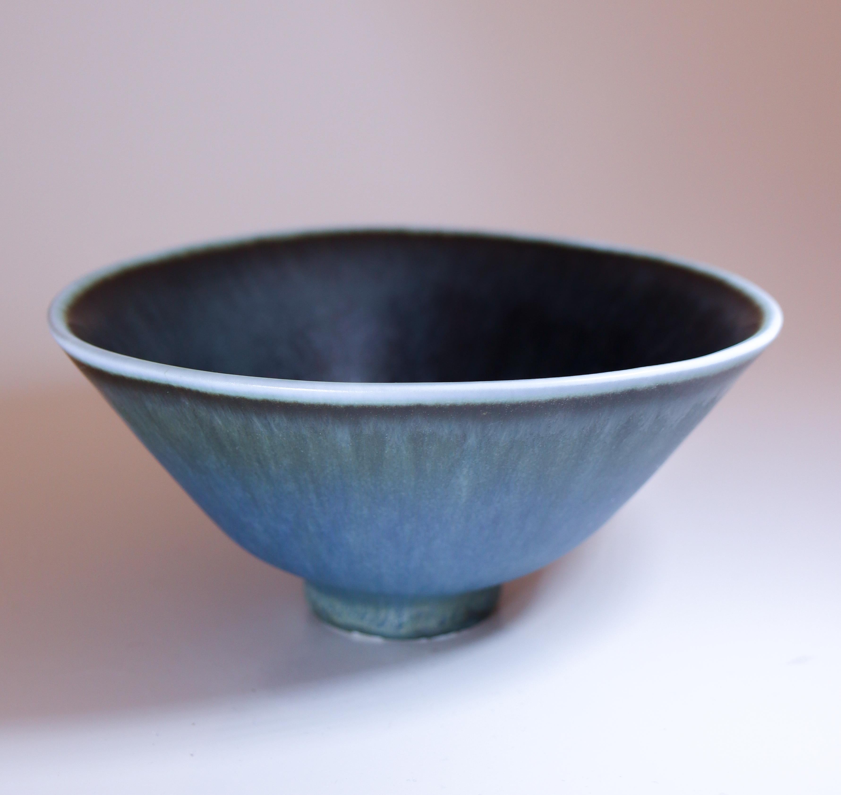 Blue Bowl Carl-Harry Stålhane Rörstrand  - Skandinavisch Mitte 20. Jahrhundert im Zustand „Gut“ im Angebot in Stockholm, SE