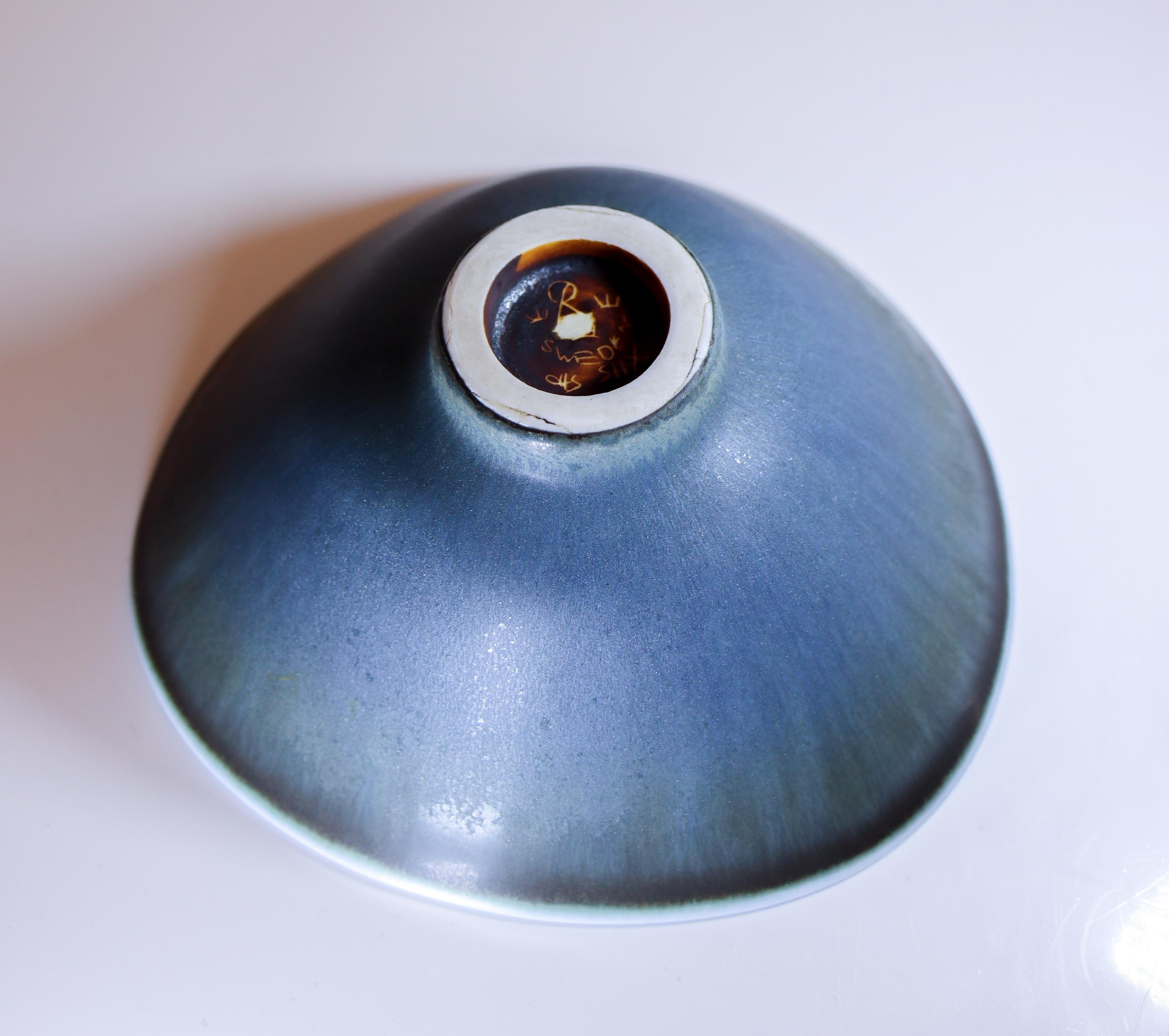 Blue Bowl Carl-Harry Stålhane Rörstrand  - Skandinavisch Mitte 20. Jahrhundert (Mitte des 20. Jahrhunderts) im Angebot