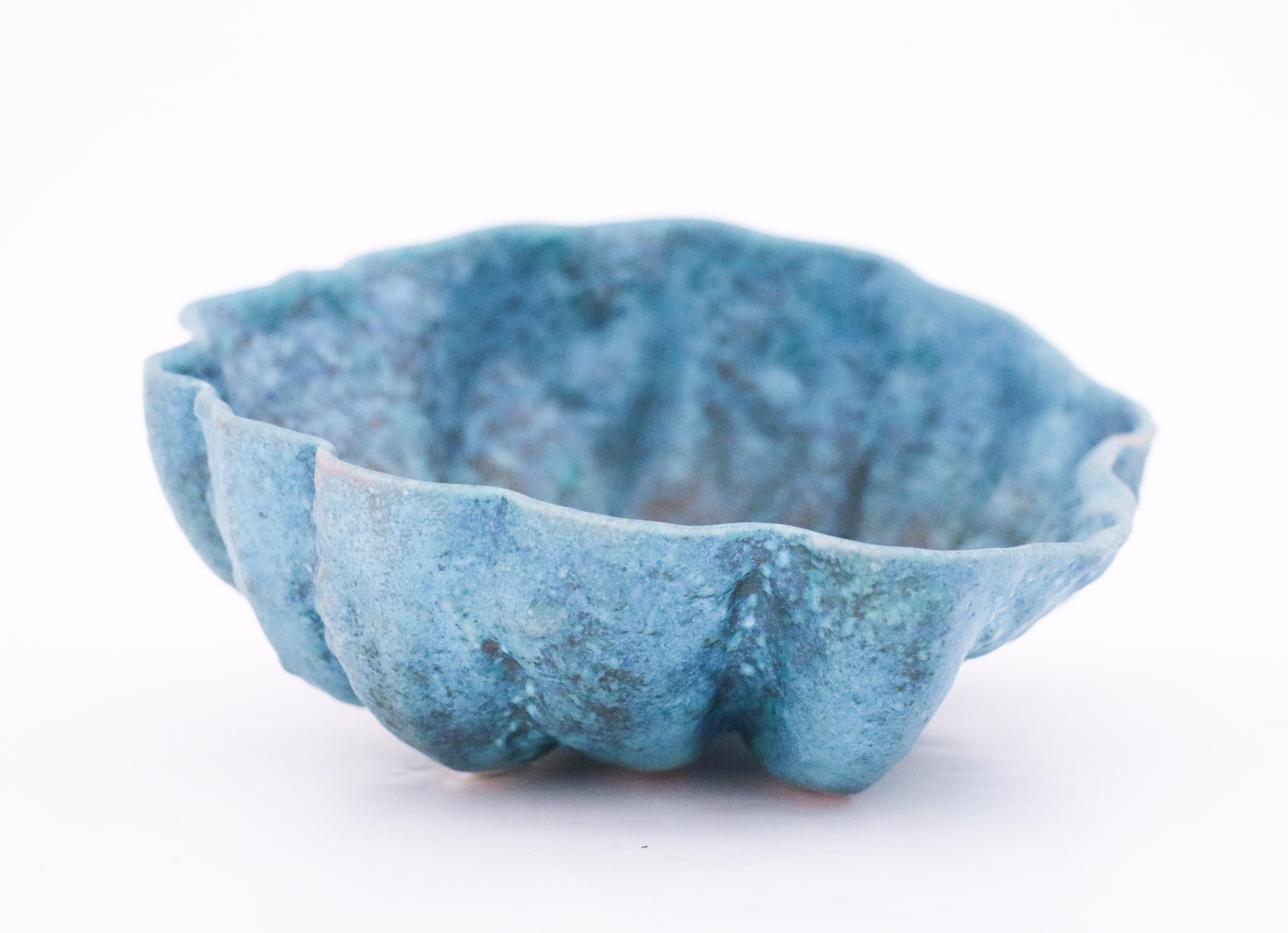 A lovely blue ceramic bowl in an organic shape designed by Birgitta Watz at Rörstrand in 1988. Measures: It is 19,5 x 19 cm in diameter and about 10,5 cm high. 


