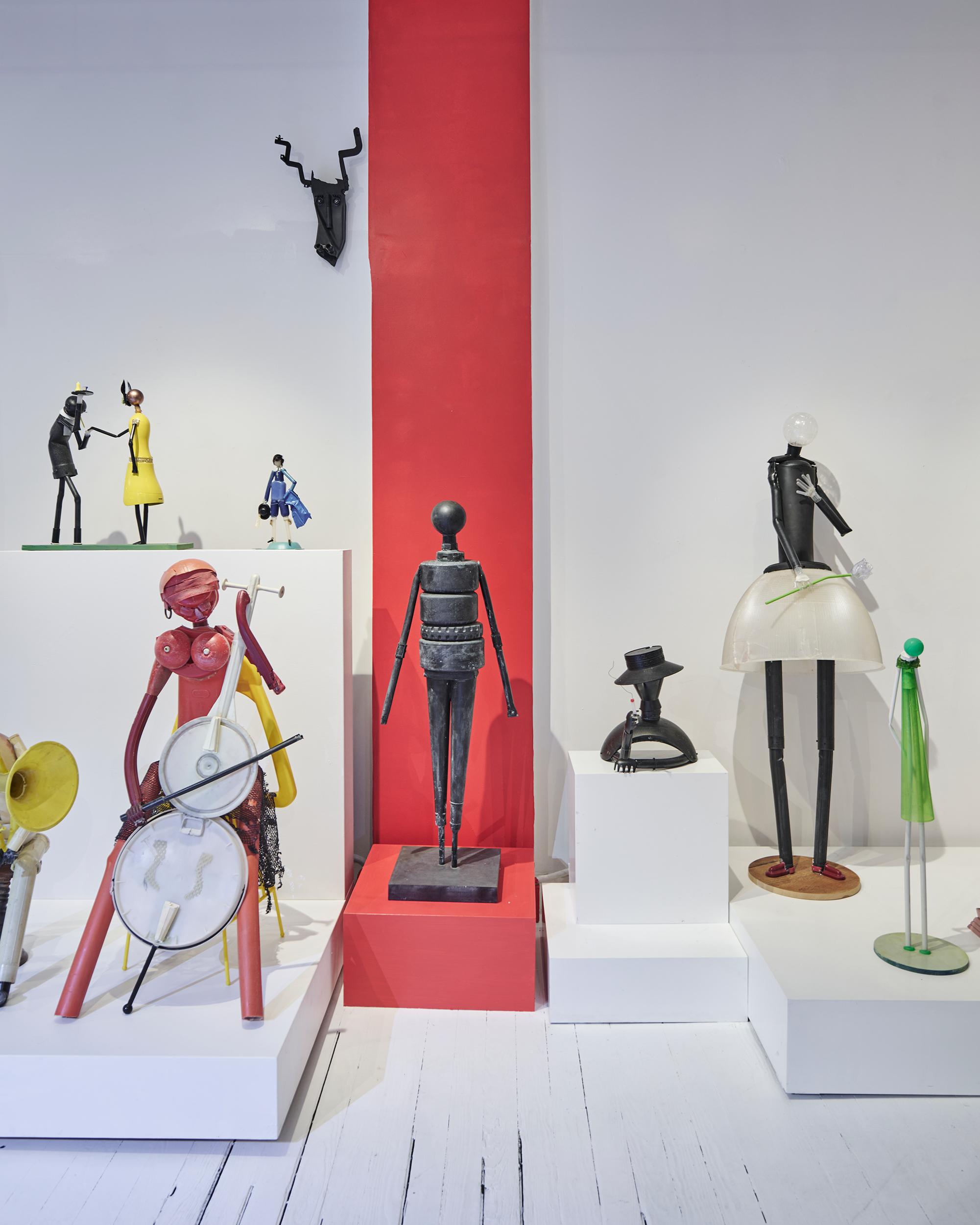 Sculpture de garçon bleu, assemblage en plastique, 1992 par Jerry Ross Barrish Neuf - En vente à New York, NY