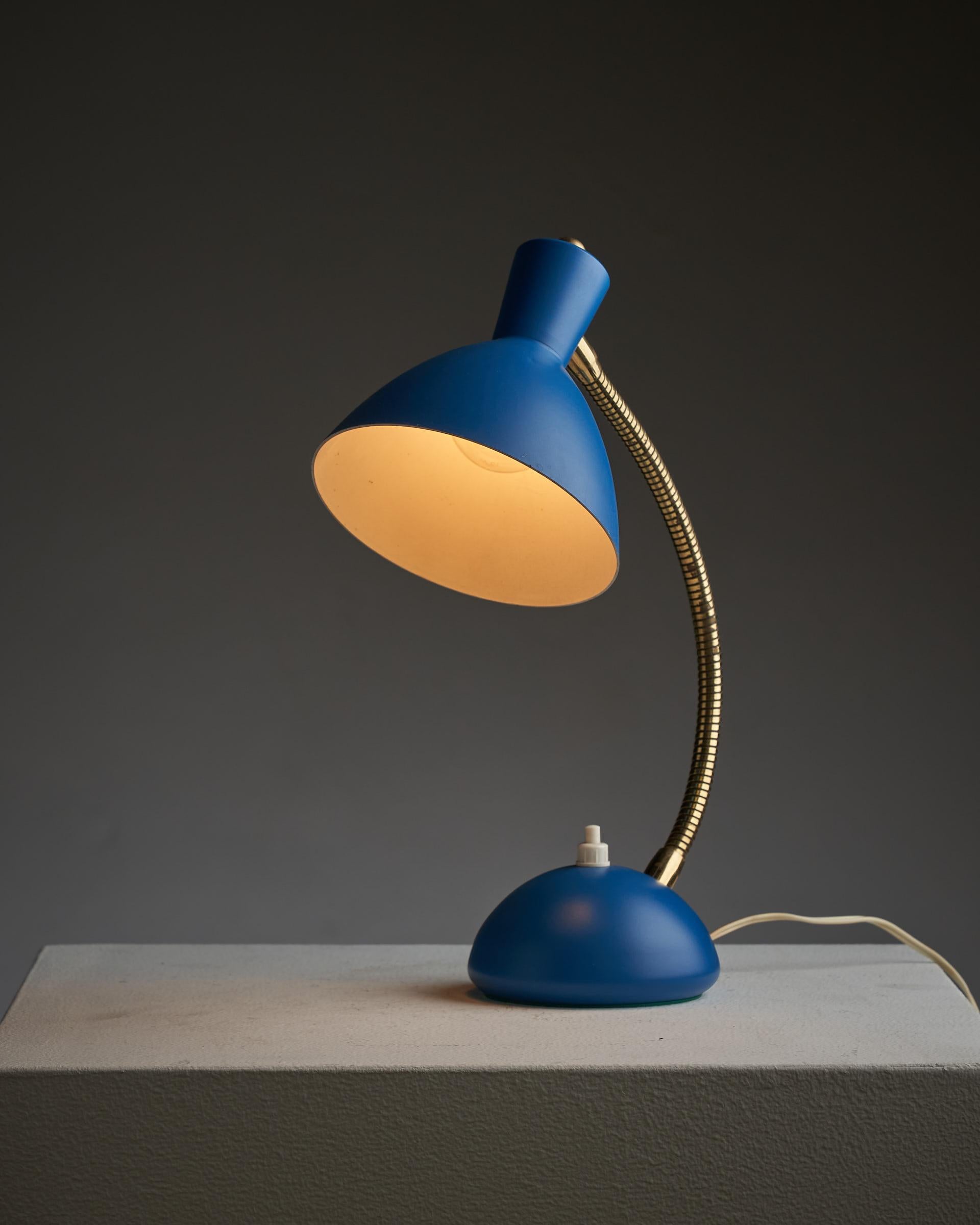 Magnifique lampe de bureau italienne de couleur bleue vibrante avec des composants en laiton. La base et l'abat-jour élégants sont complétés par des touches de laiton, créant une combinaison globale étonnante.