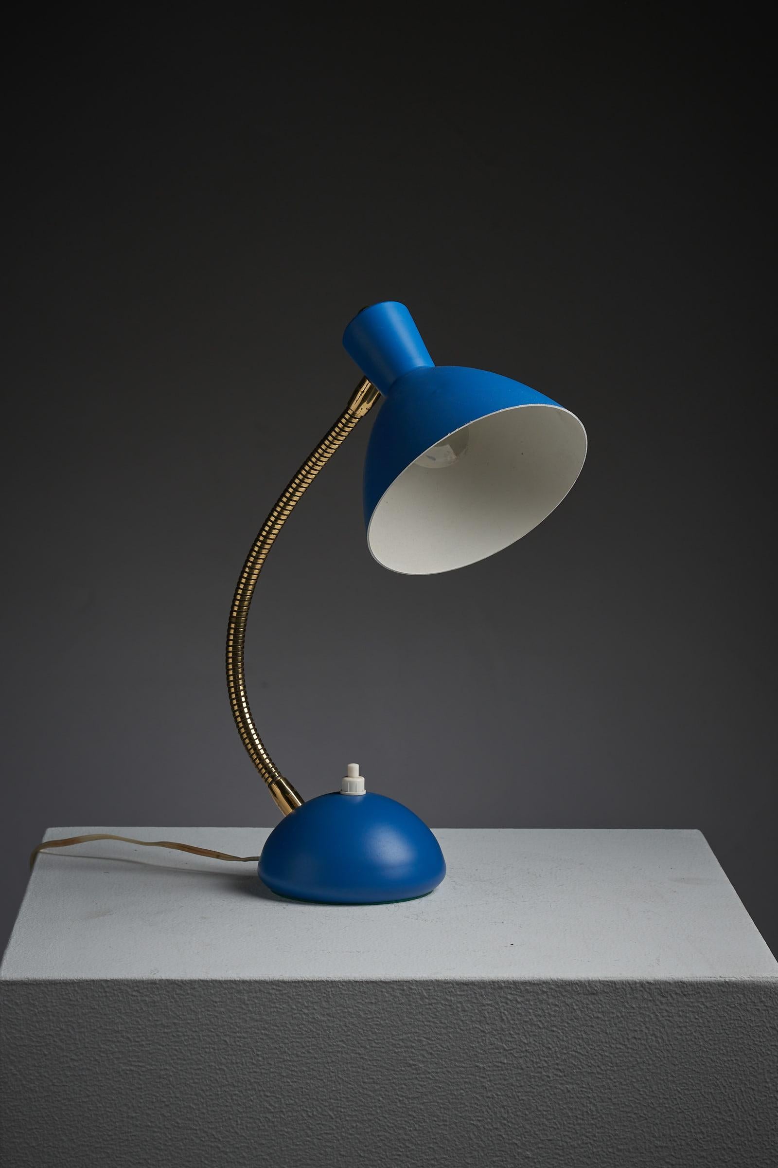 Mid-Century Modern Lampe de table bleue et laiton d'Italie en vente