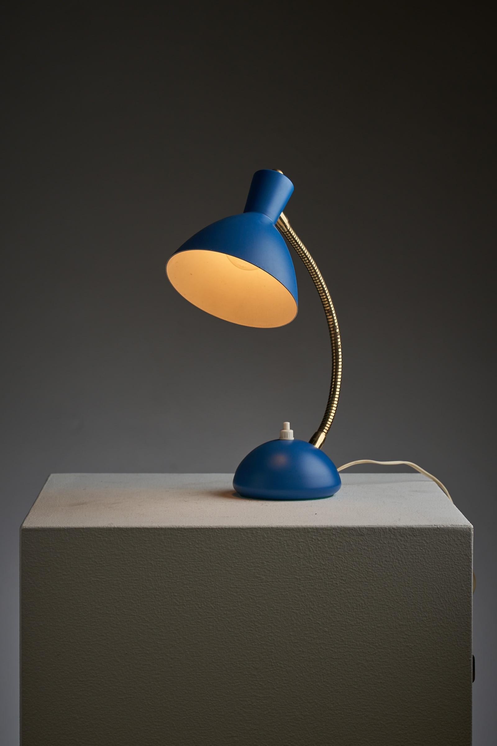 italien Lampe de table bleue et laiton d'Italie en vente
