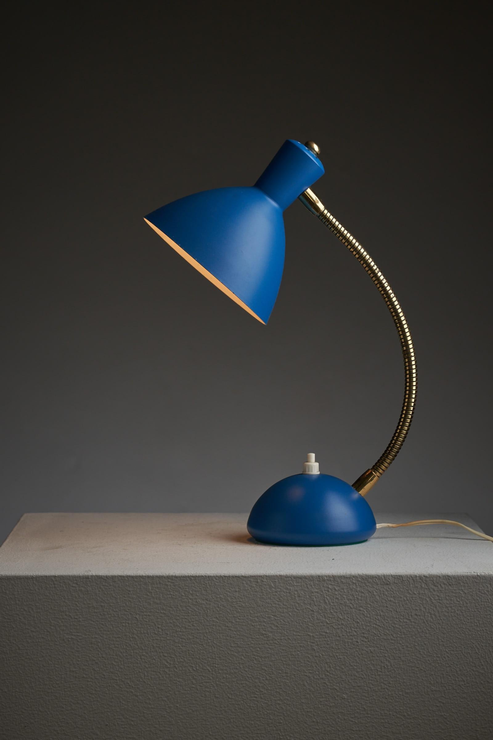 Fait main Lampe de table bleue et laiton d'Italie en vente