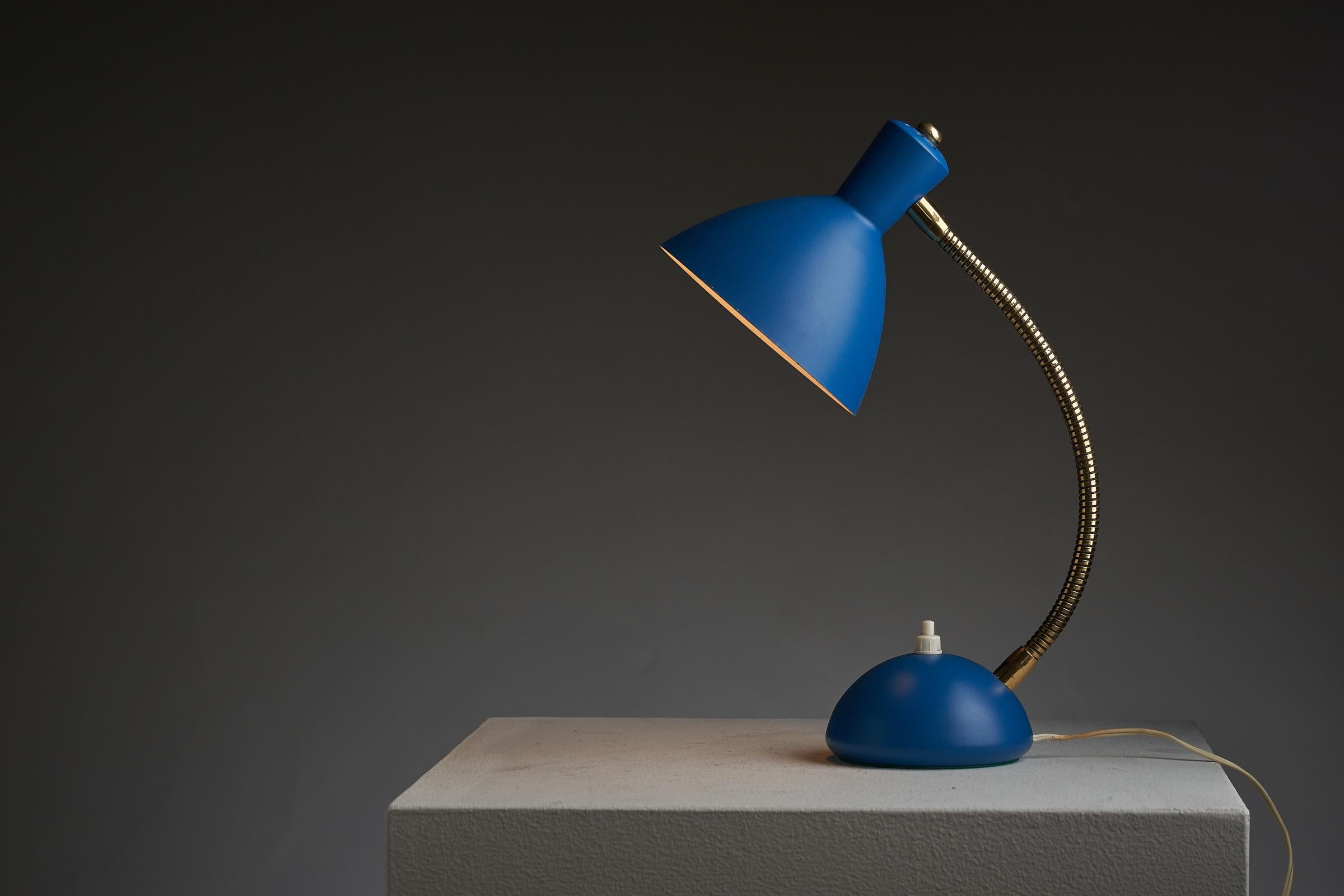 Lampe de table bleue et laiton d'Italie Bon état - En vente à Mortsel, BE