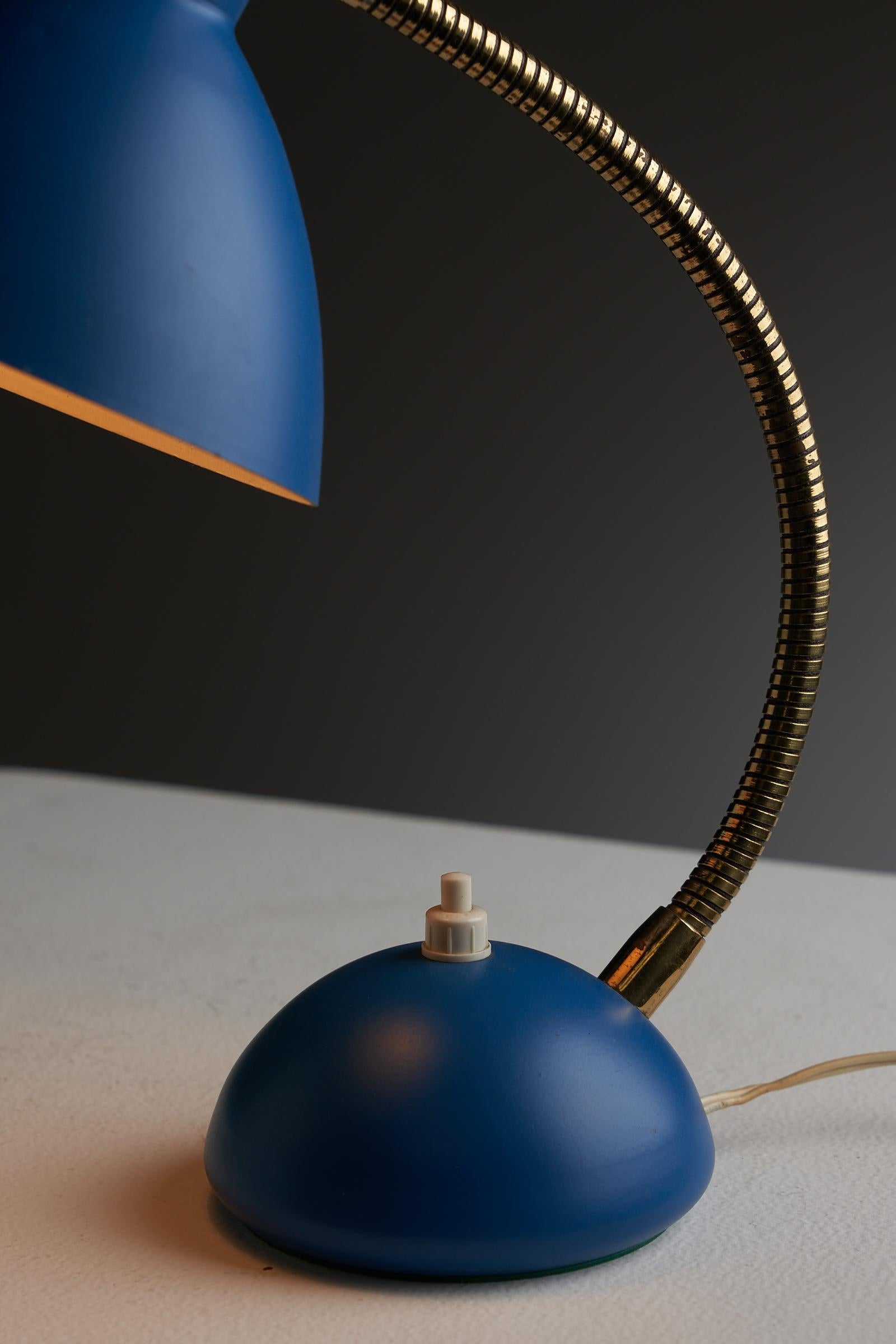 Milieu du XXe siècle Lampe de table bleue et laiton d'Italie en vente