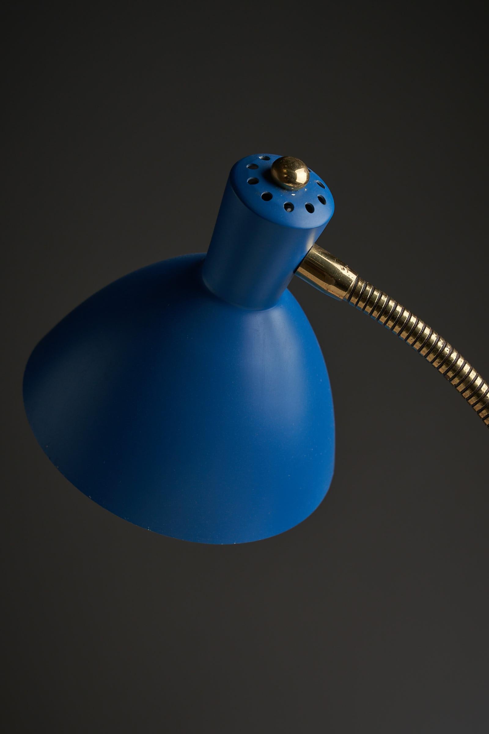 Métal Lampe de table bleue et laiton d'Italie en vente