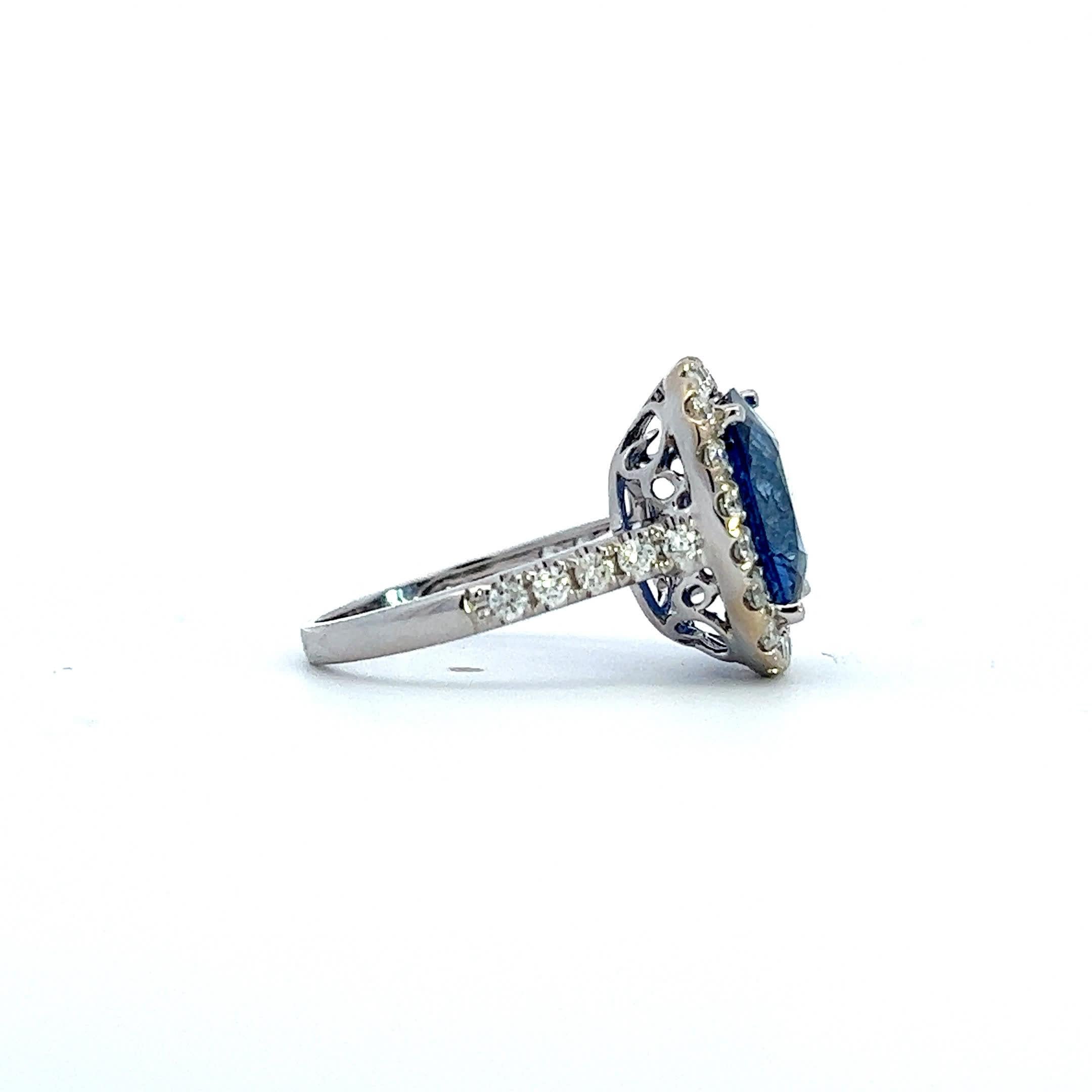 Ti presentiamo il nostro squisito anello con zaffiro e diamante, un vero simbolo di eleganza e raffinatezza.