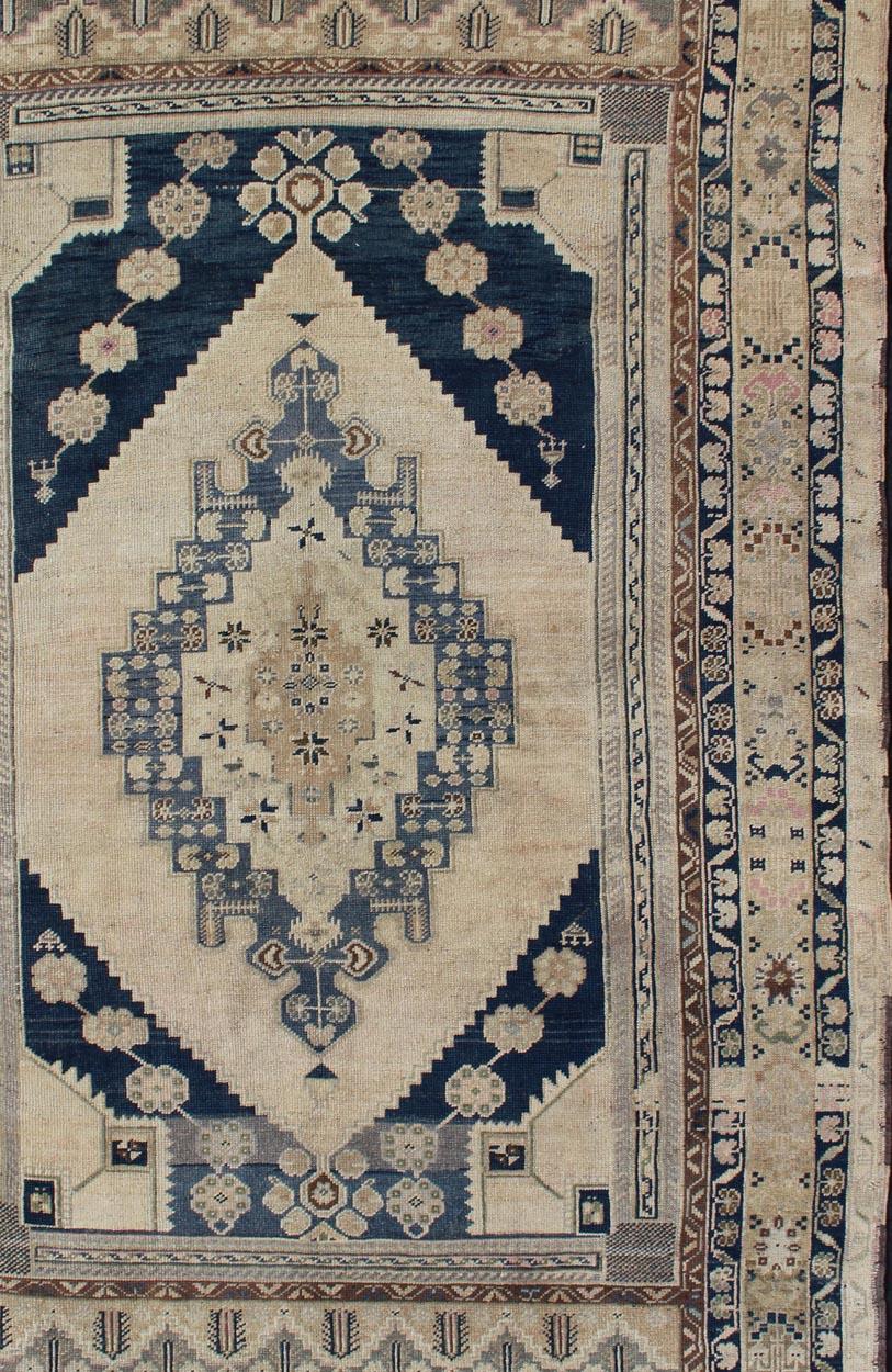 Vintage Oushak carpet with medallion design, rug TU-DUR-4814, country of origin / Keivan Woven Arts type: Turkey / Oushak, circa 1940

This vintage Oushak carpet from mid-20th century Turkey features a traditional medallion design rendered in