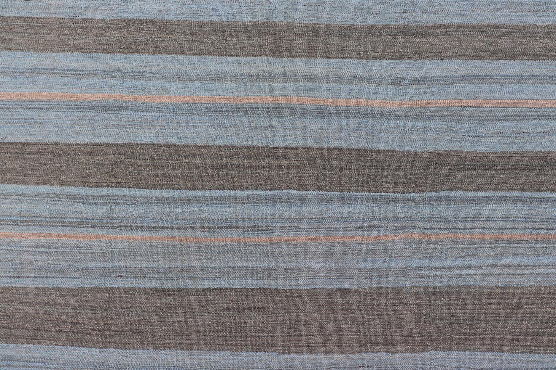 Kilim moderne à rayures bleu, marron et gris fabriqué en Afghanistan en vente 6
