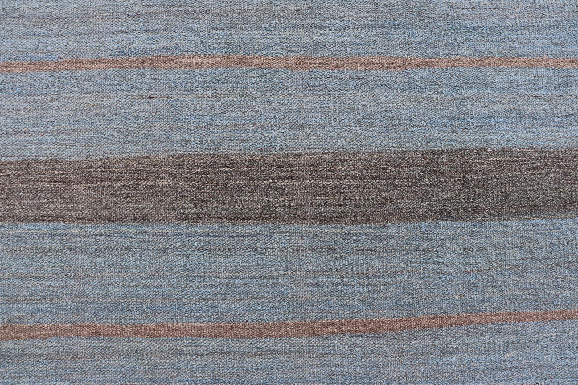 XXIe siècle et contemporain Kilim moderne à rayures bleu, marron et gris fabriqué en Afghanistan en vente