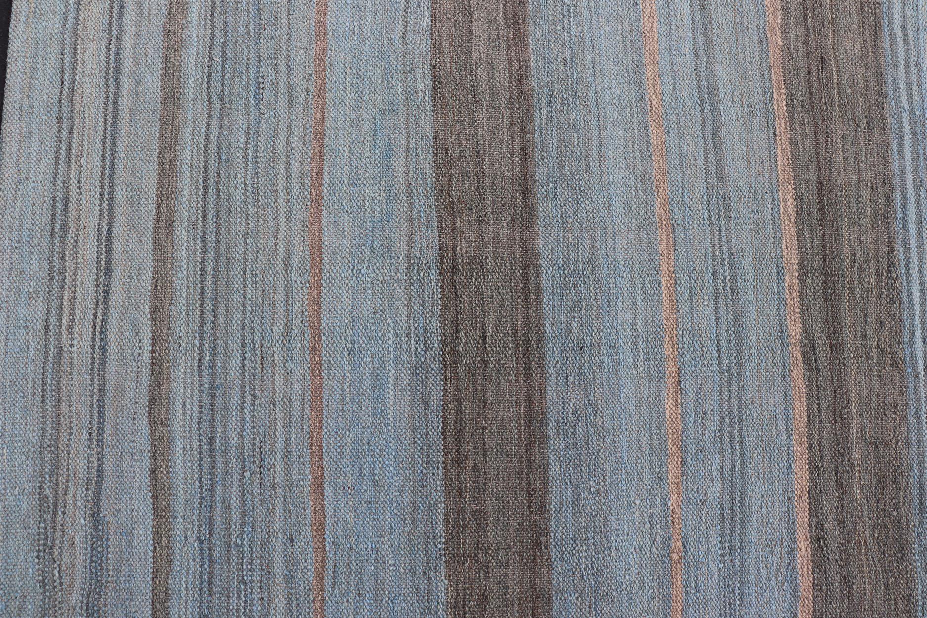 Laine Kilim moderne à rayures bleu, marron et gris fabriqué en Afghanistan en vente
