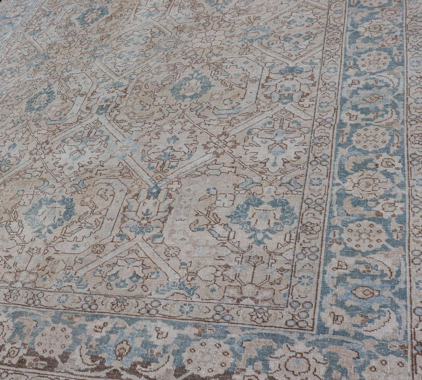 Blauer, brauner und hellbrauner persischer antiker Täbriz-Teppich mit geometrischem All-Over-Design (Handgeknüpft) im Angebot